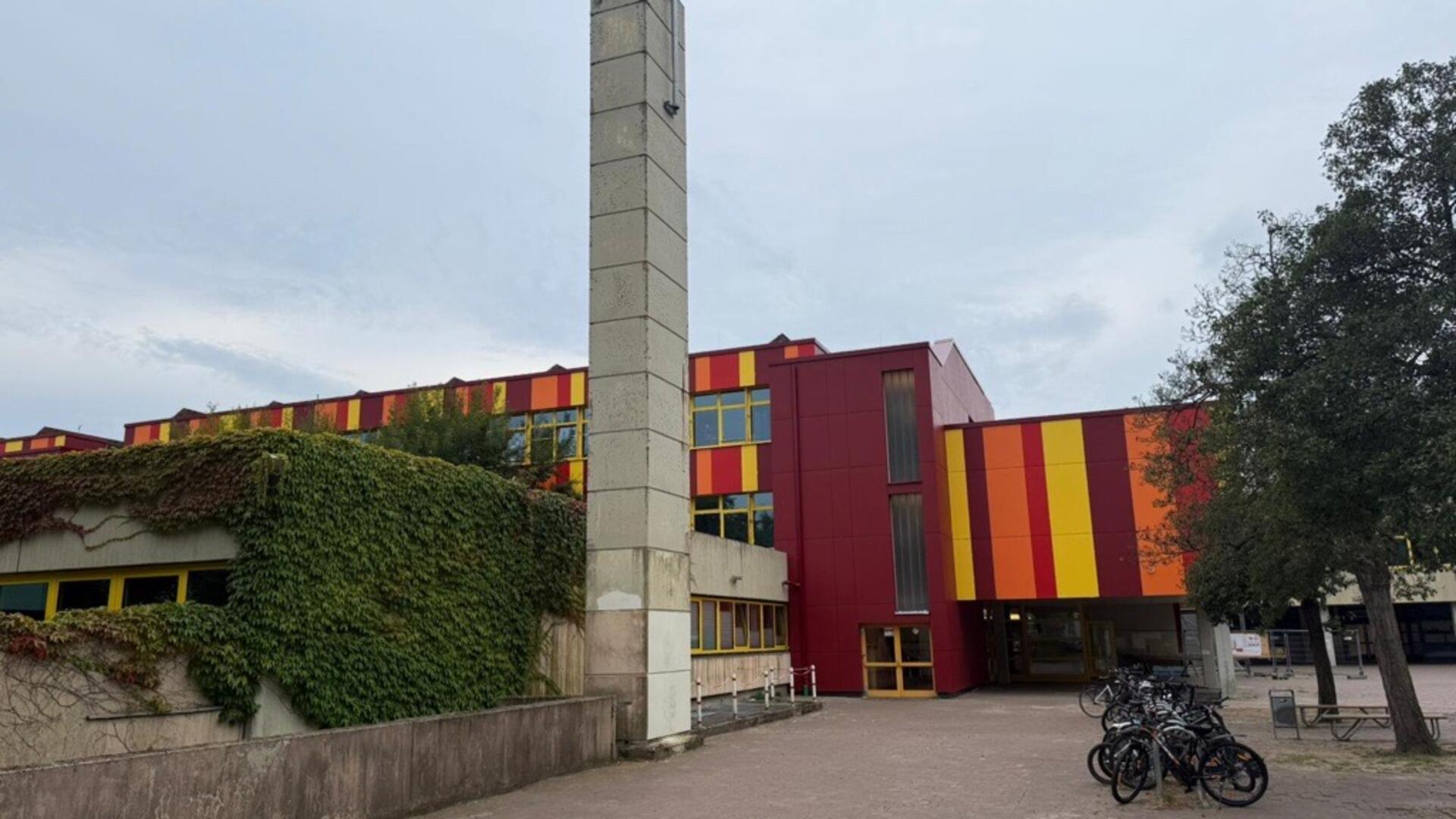 Ein Schulgebäude im Sonnenlicht