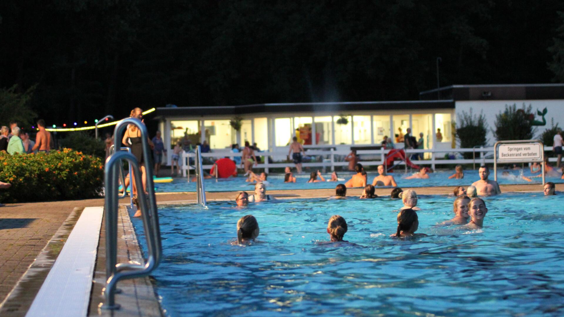 Frauen und Männer schwimmen im Hepsteder Freibad.