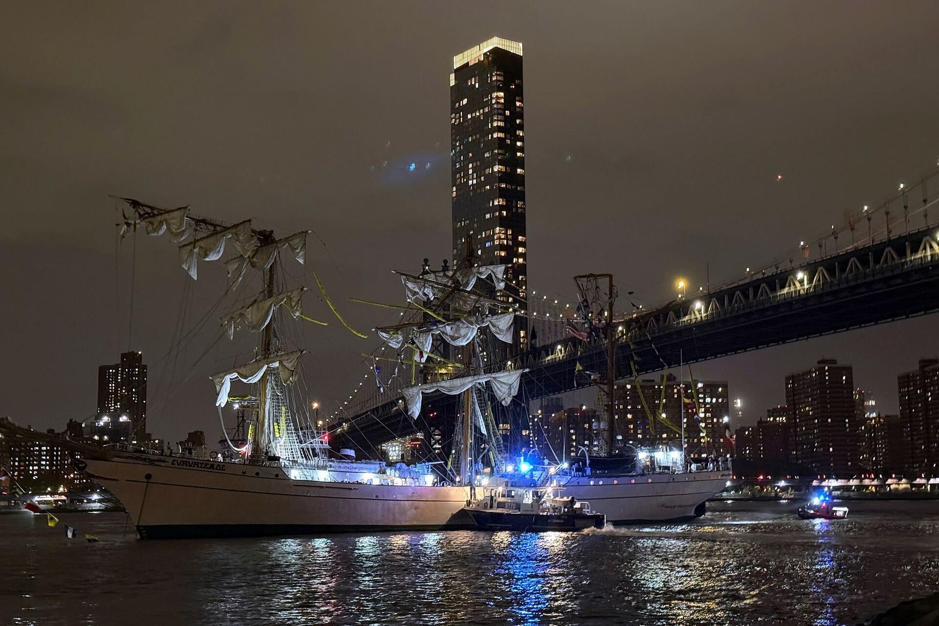 Am Abend des 17. Mai liegt das Schulschiff der mexikanischen Marine, die Cuauhtemoc, nach einer Kollision mit der Brooklyn Bridge mit gebrochenen Masten in New York.