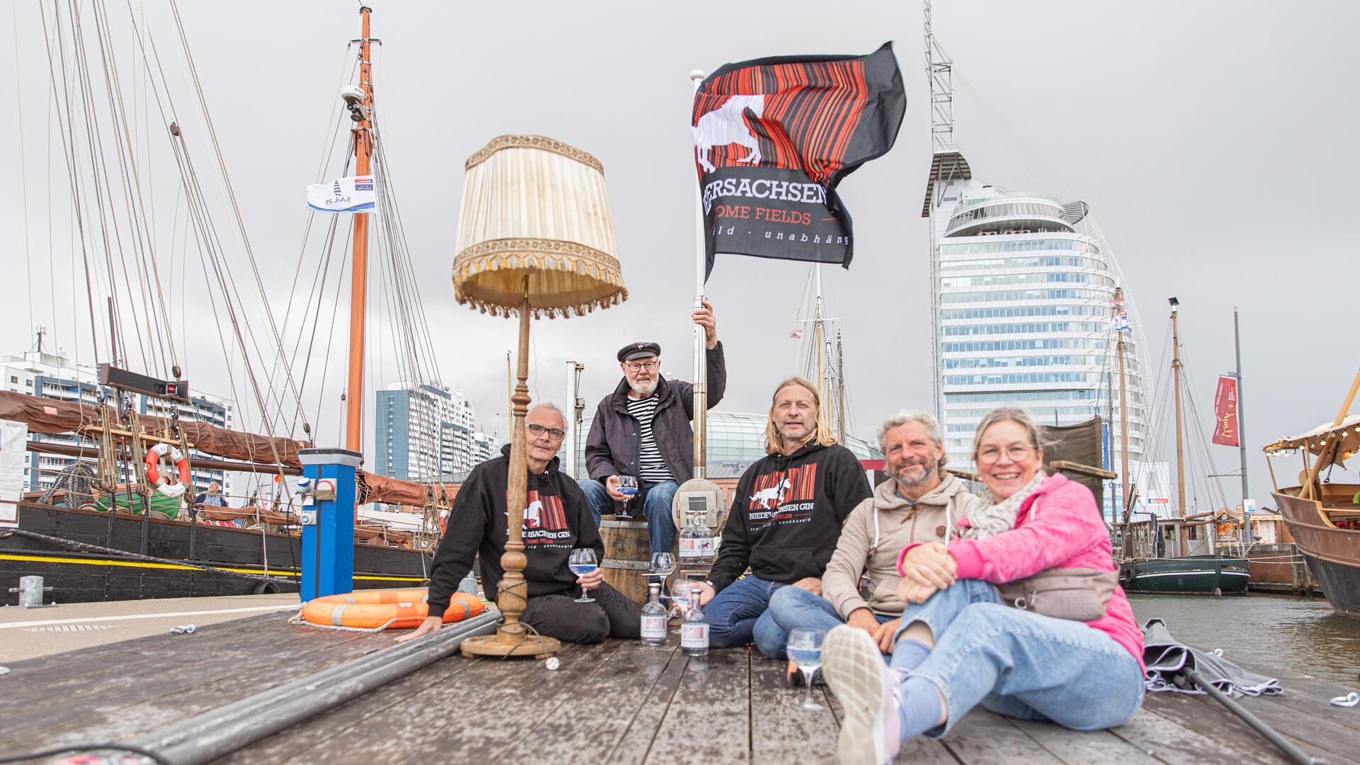 Am Anleger der Schiffergilde: Karsten Gantzer (links), Toni von Häfen, Jorma Biernath sowie Dieter und Tanja Blum.