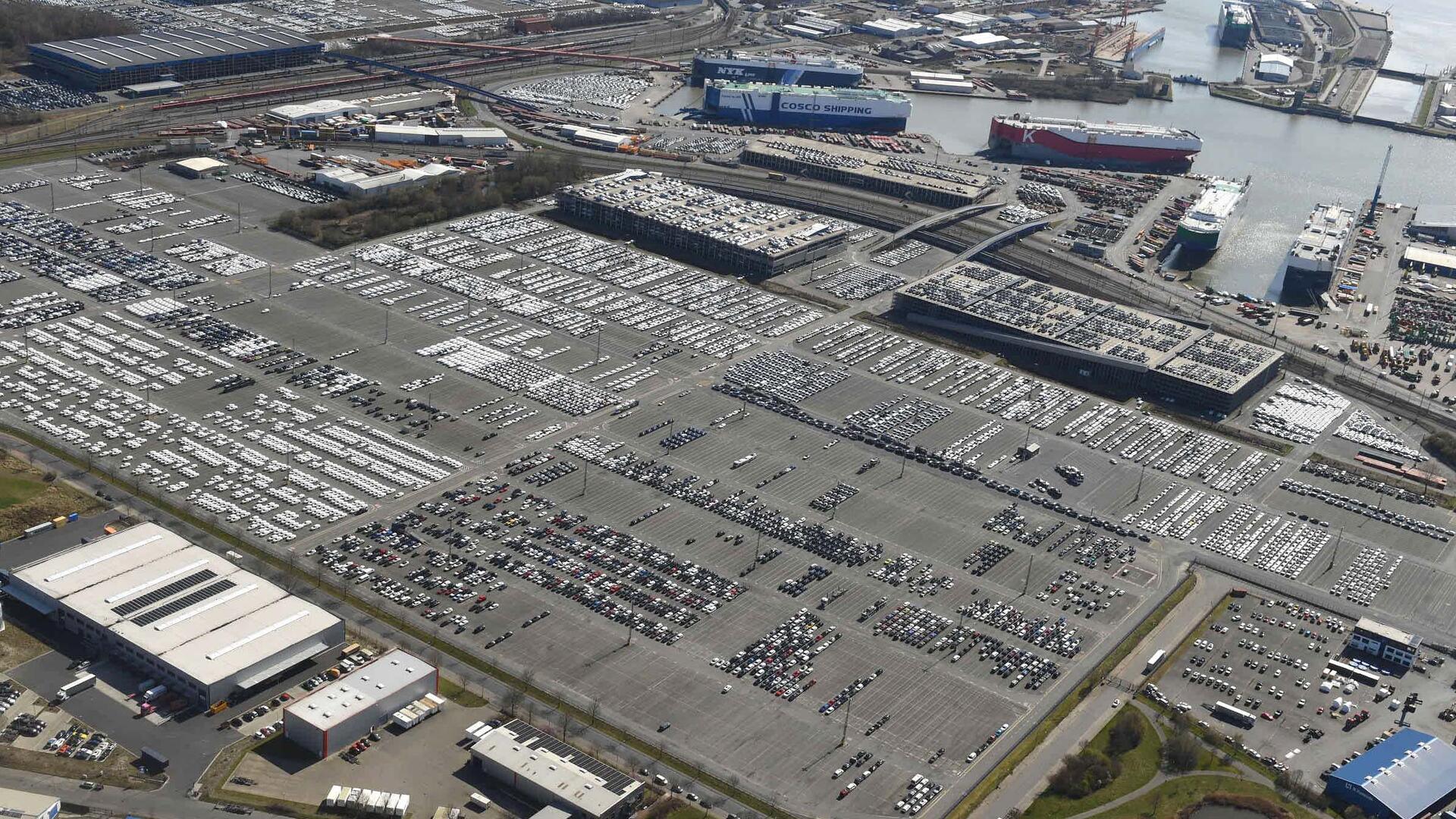 Riesiger Parkplatz mit Autos. 