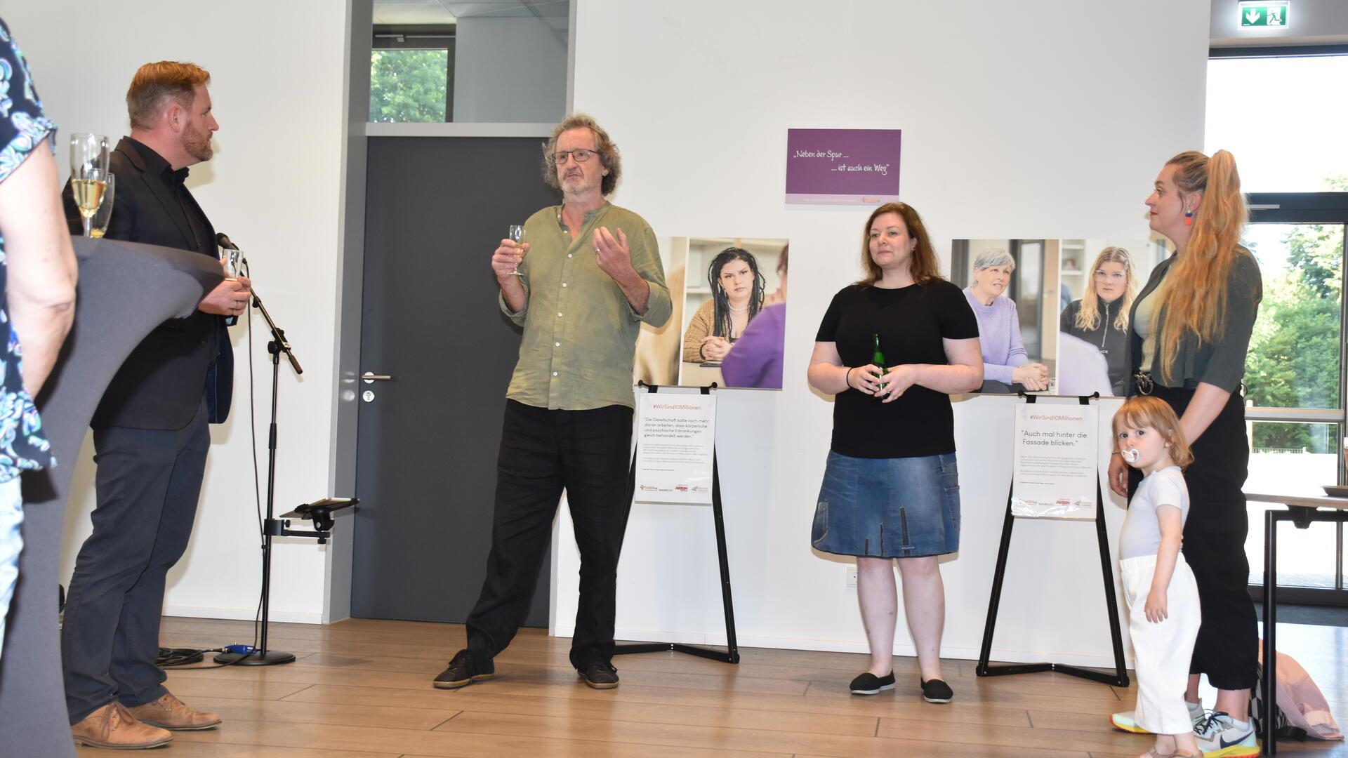 Am Dienstag wurde im Gnarrenburger Bürgerhaus die Fotoausstellung „Lasst uns Barrieren abbauen“ von Sabrina Adeline Nagel (rechts, mit Töchterchen Malin) eröffnet.