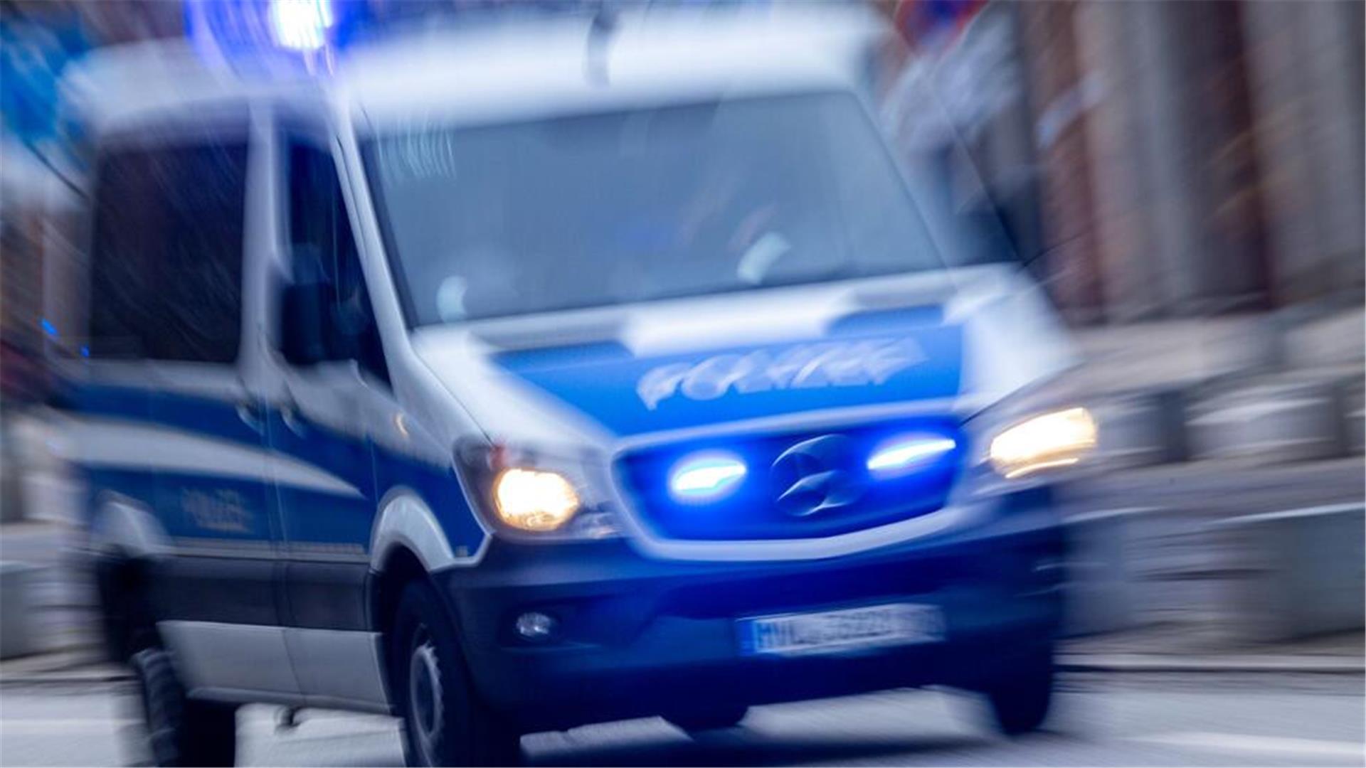 Am Dienstagabend waren mehrere Polizeifahrzeuge aus Bremen und Niedersachsen auf dem Weg nach Bremerhaven.