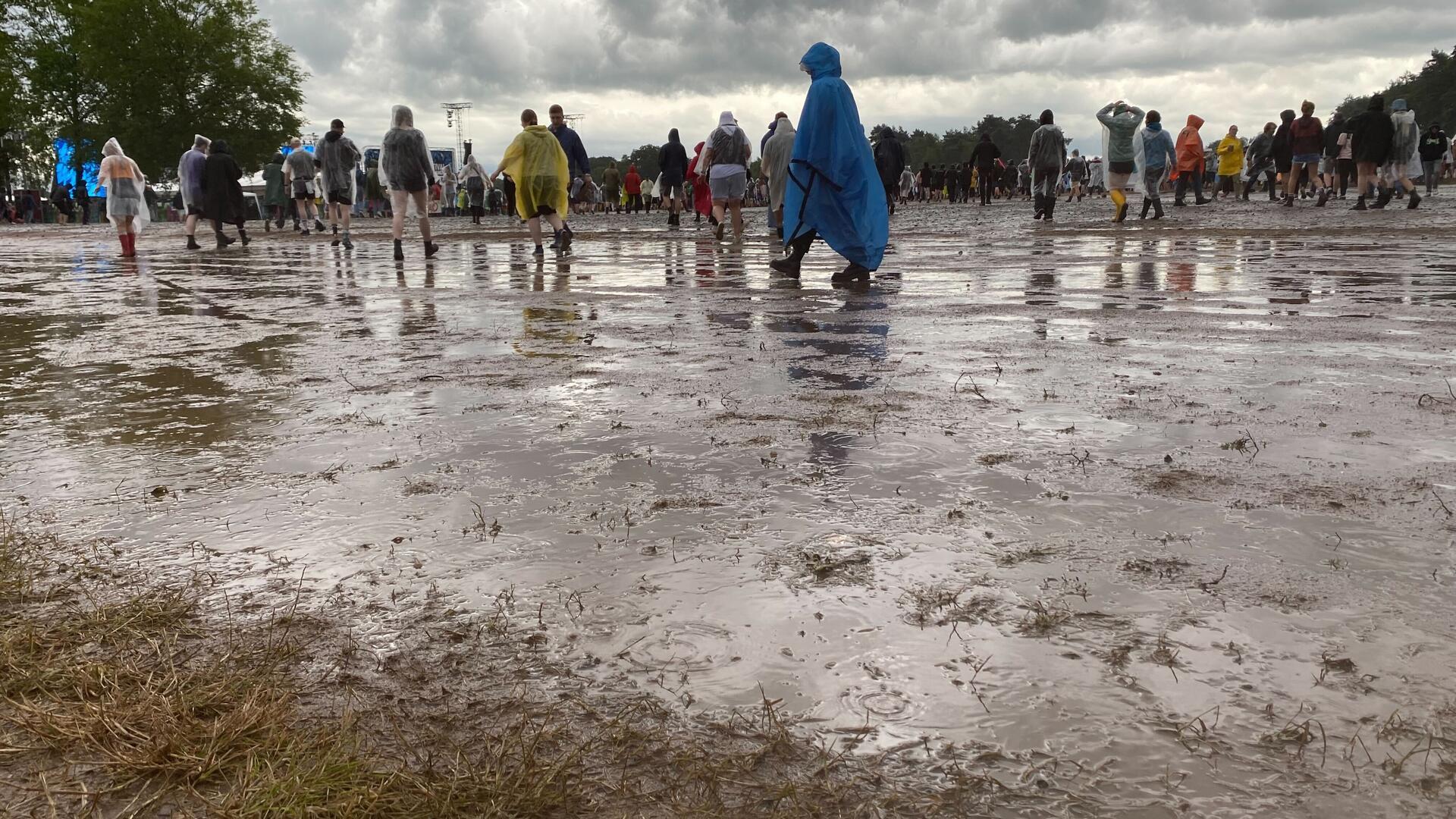 Erst Sonne, dann plötzlich Starkregen und Matsch: Der Hurricane-Freitag in Bildern Am Freitagabend wurde es nass: Das Infield versank im Matsch.