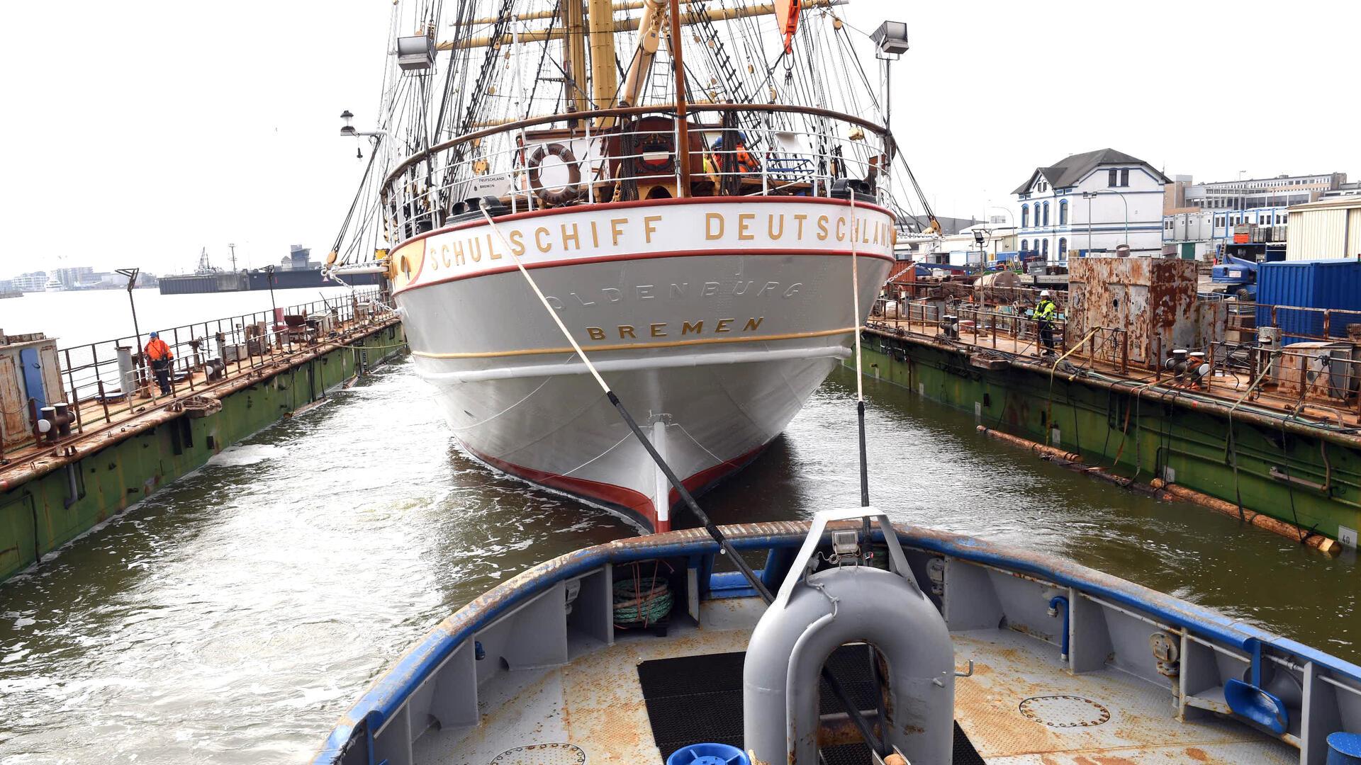 Segelschiff im Dock Am Haken: Die Schlepper stellen eine Leinenverbindung mit der „Schulschiff Deutschland“ im Dock her.