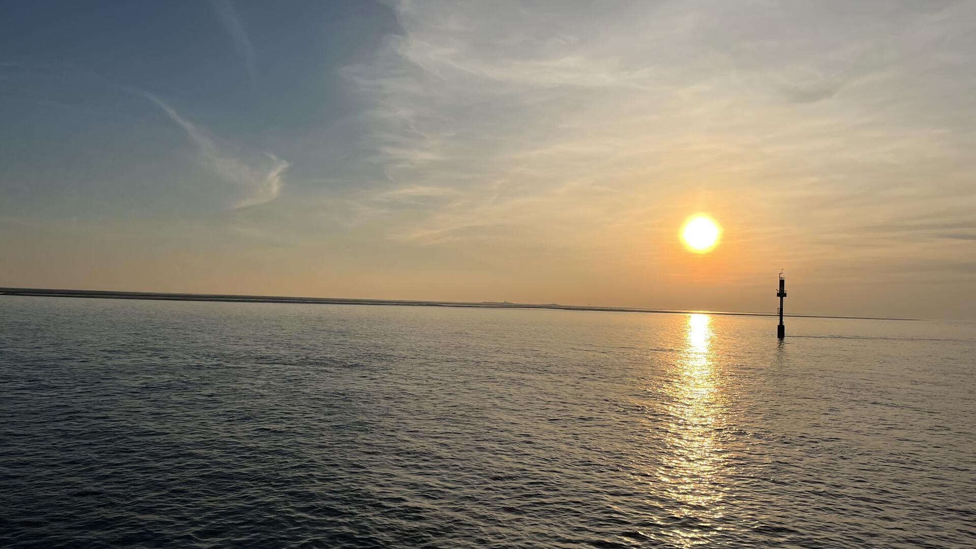 Sonnenuntergang auf dem Wasser: Bei schönem Wetter kann man beim Katamaran Halunder Jet auf Freidecks.