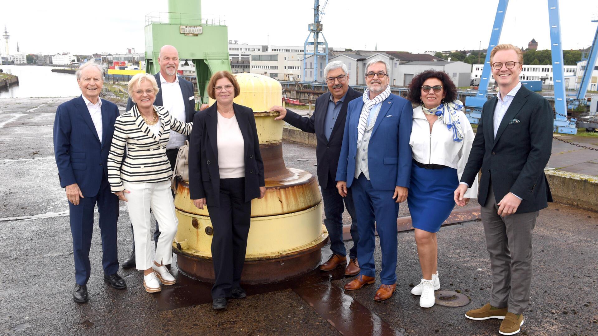 Am Helgen, wo früher die Stapelläufe gefeiert wurden, fand die Feier des Baustarts statt mit (von links): Karl und Ingrid Ehlerding, Carsten Haake, Wirtschaftssenatorin Kristina Vogt, Oberbürgermeister Melf Grantz, Dieter und Nadija Petram sowie John Ehlerding.
