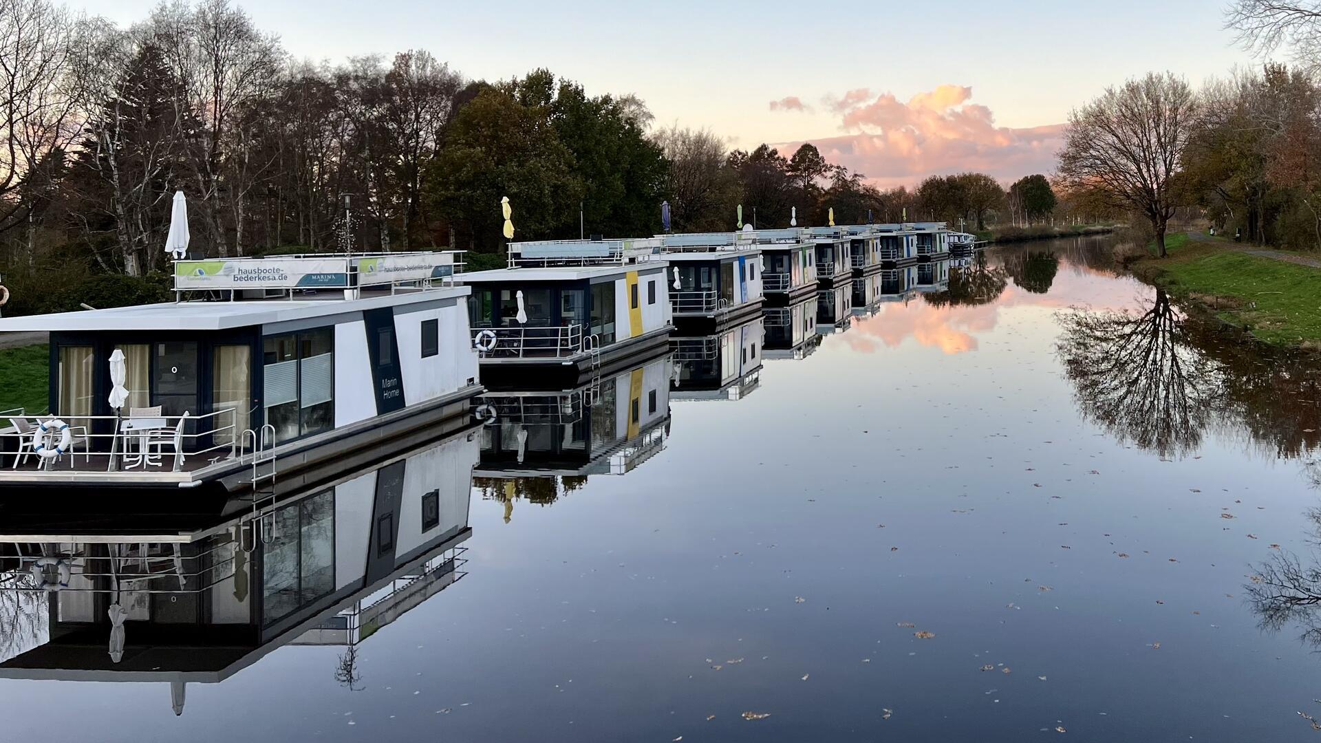 Hausboote liegen am Kanal