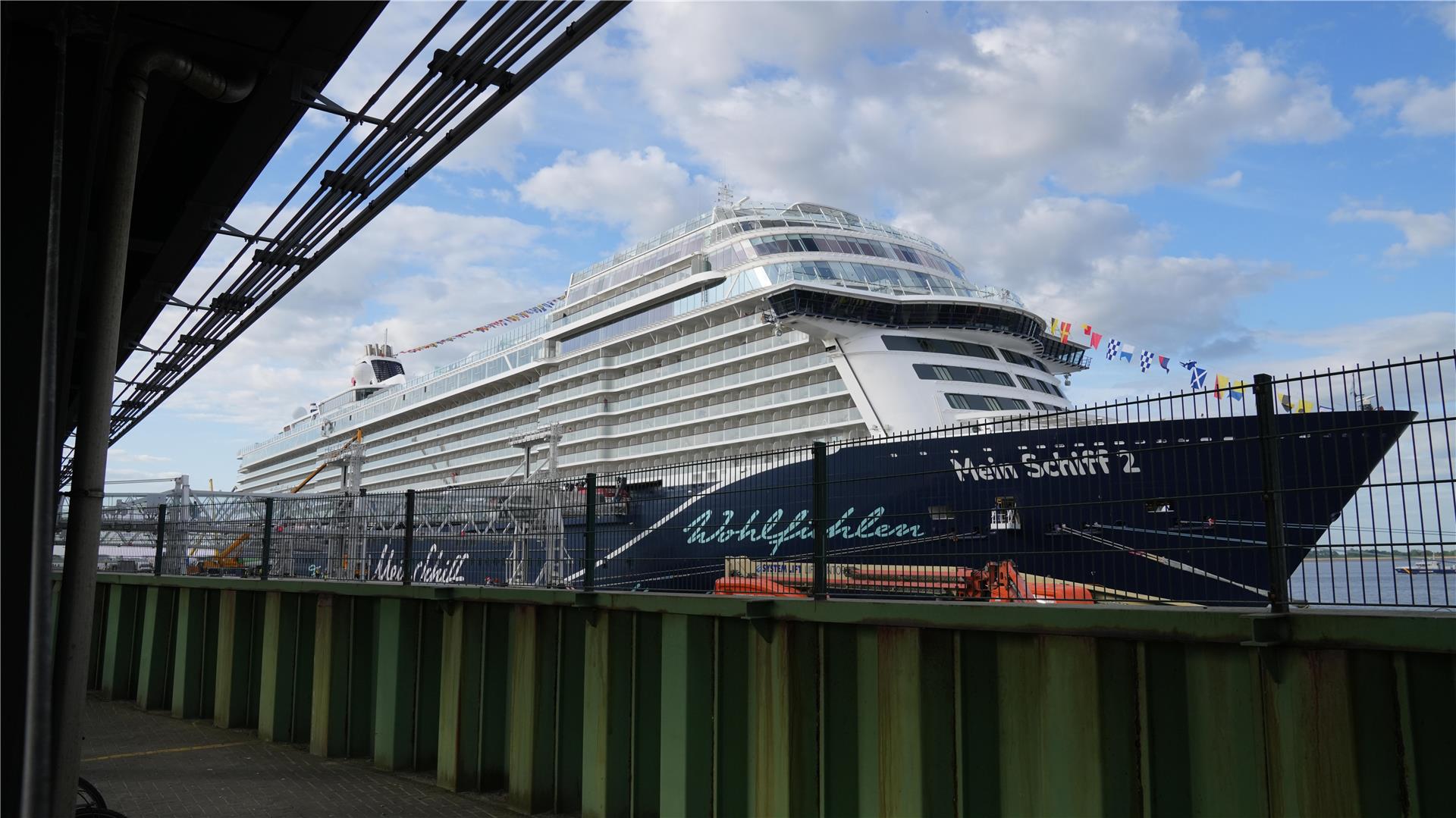 Ein Kreuzfahrtschiff liegt vor Anker. Am Kreuzfahrtterminal Bremerhaven: Während die „Mein Schiff 2“ im Hafen liegt, kontrolliert die Bundespolizei Besatzungsmitglieder – mit zwei Fahndungstreffern an einem Tag.