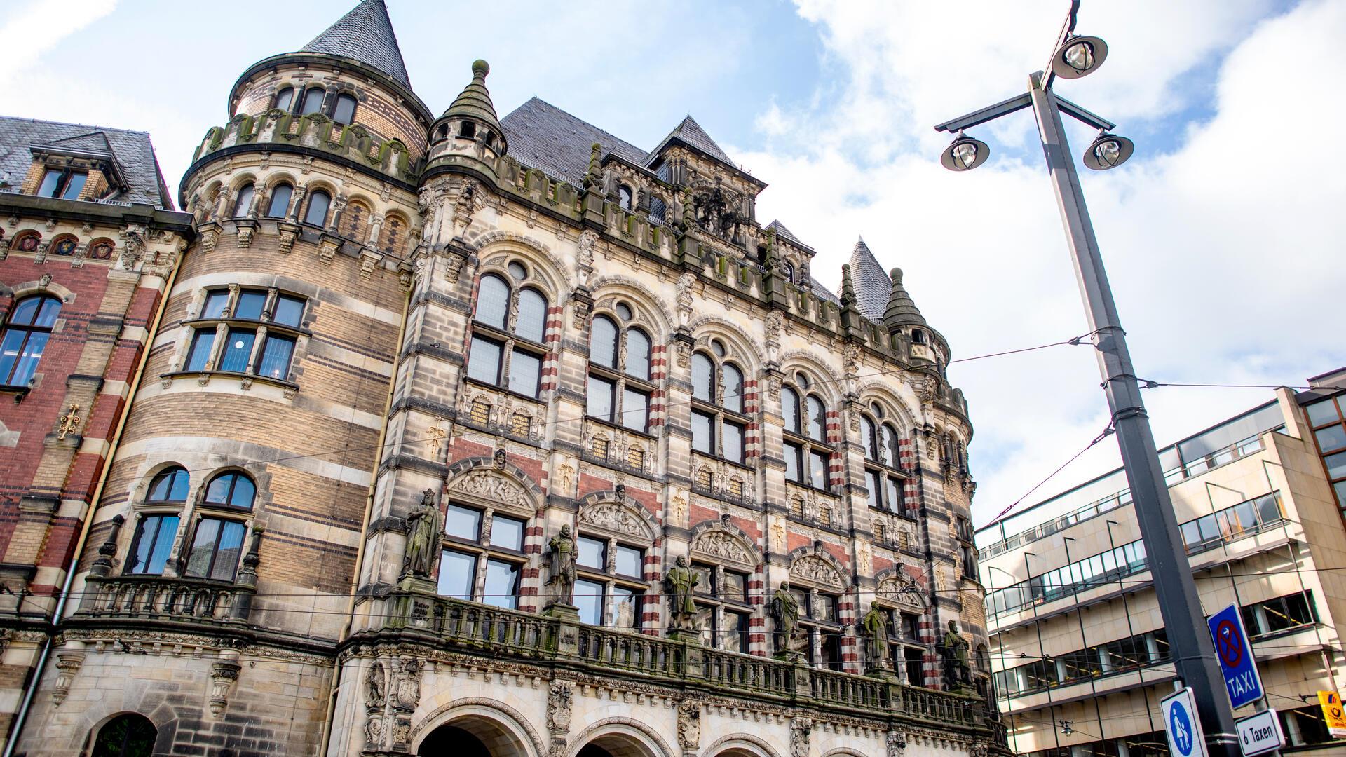 Blick aufs Bremer Landgericht. Am Landgericht Bremen läuft ein Betrugsprozess gegen drei Angeklagte weiter.
Sie sollen Immobiliengeschäfte zur Krediterlangung missbraucht haben.
