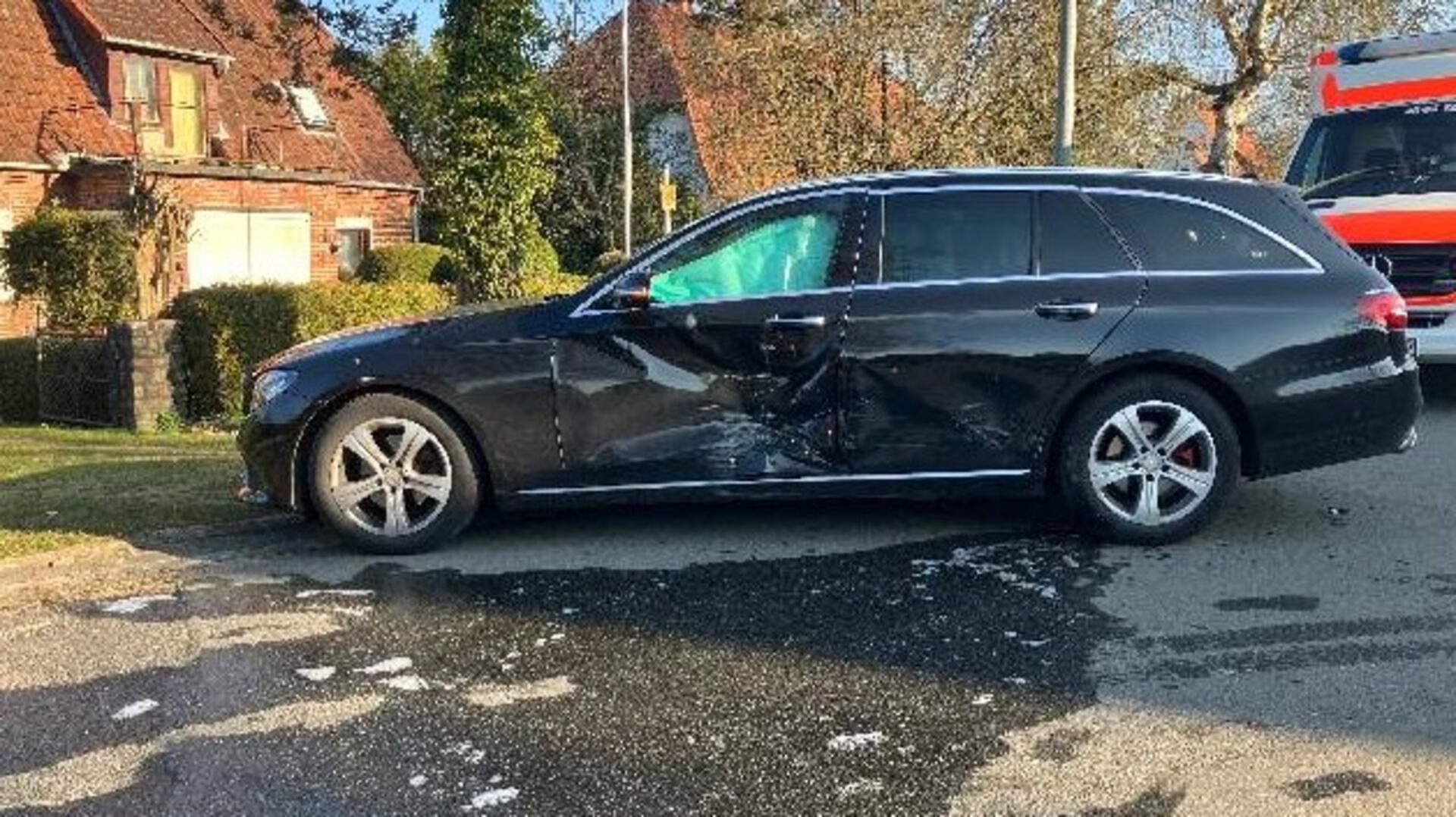 Am Mercedes der leicht verletzten 45-Jährigen entstand laut Polizei ein Schaden von rund 5.000 Euro.