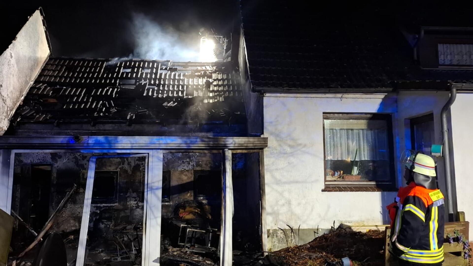 Am Mittwochabend um 18.01 Uhr wurde die Feuerwehr zu einem brennenden Wintergarten nach Rhade gerufen.
