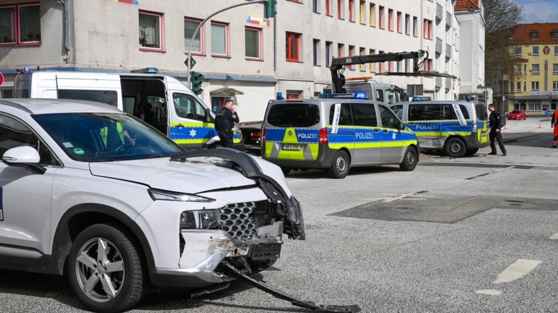 Zwei beschädigte Autos stehen auf einer Kreuzung.