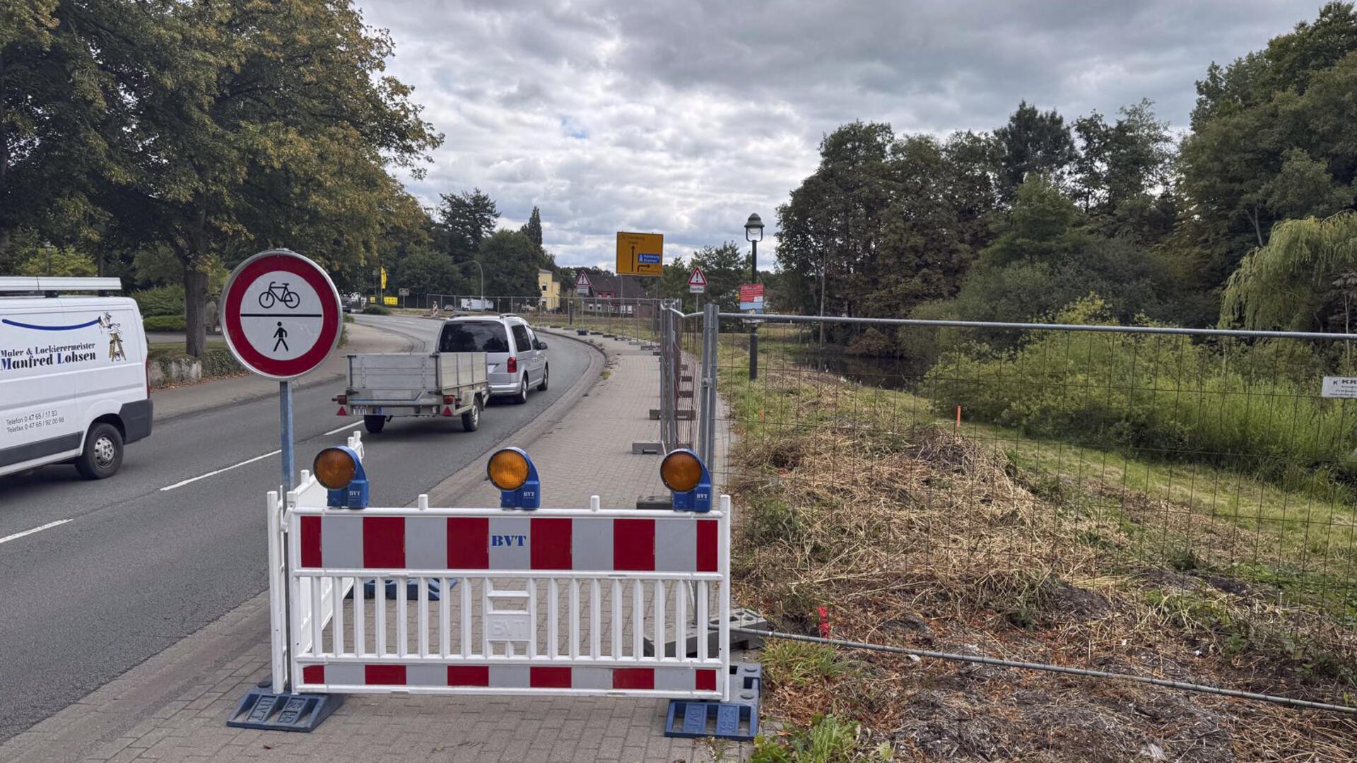 Am Montagmorgen wurden die Absperrungen entlang der Oste-Brücke aufgebaut. 