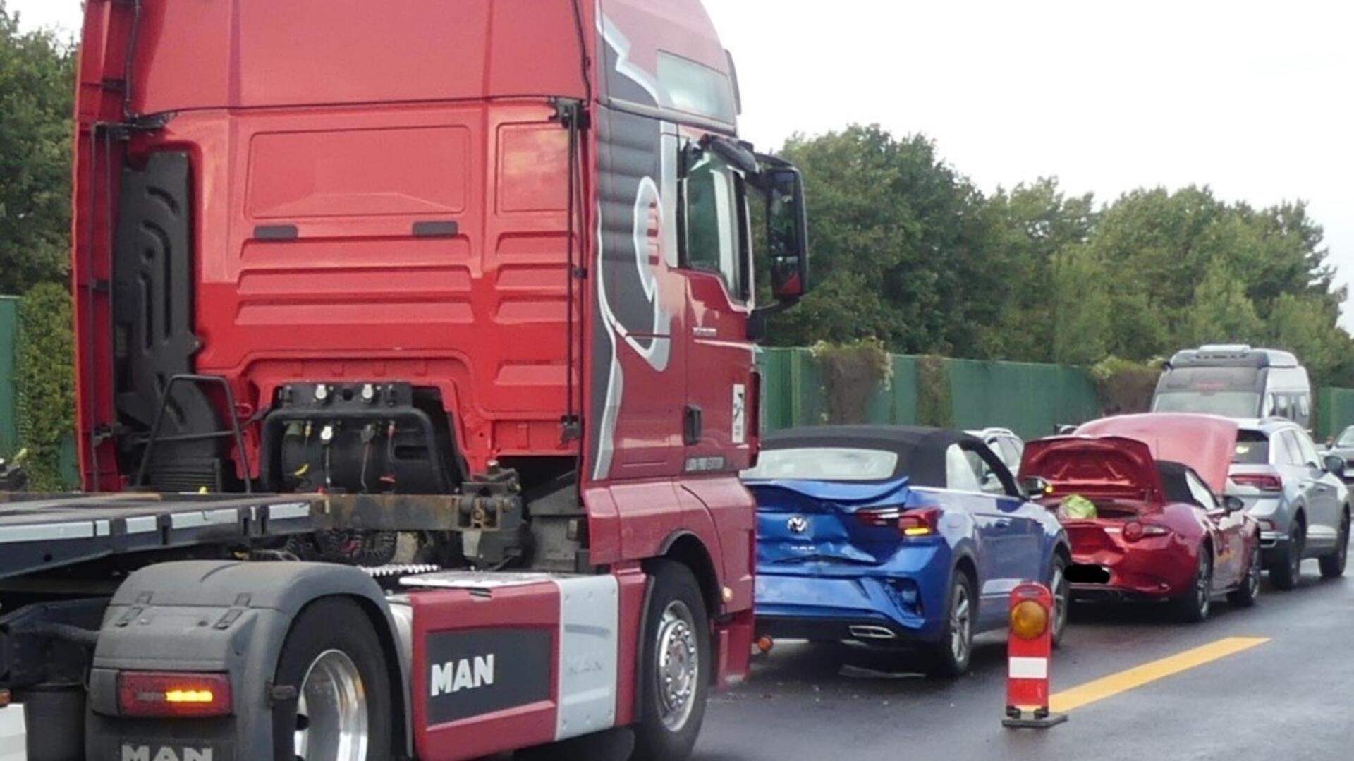 Fahrzeuge stehen nach einem Unfall beschädigt auf eine Autobahn.