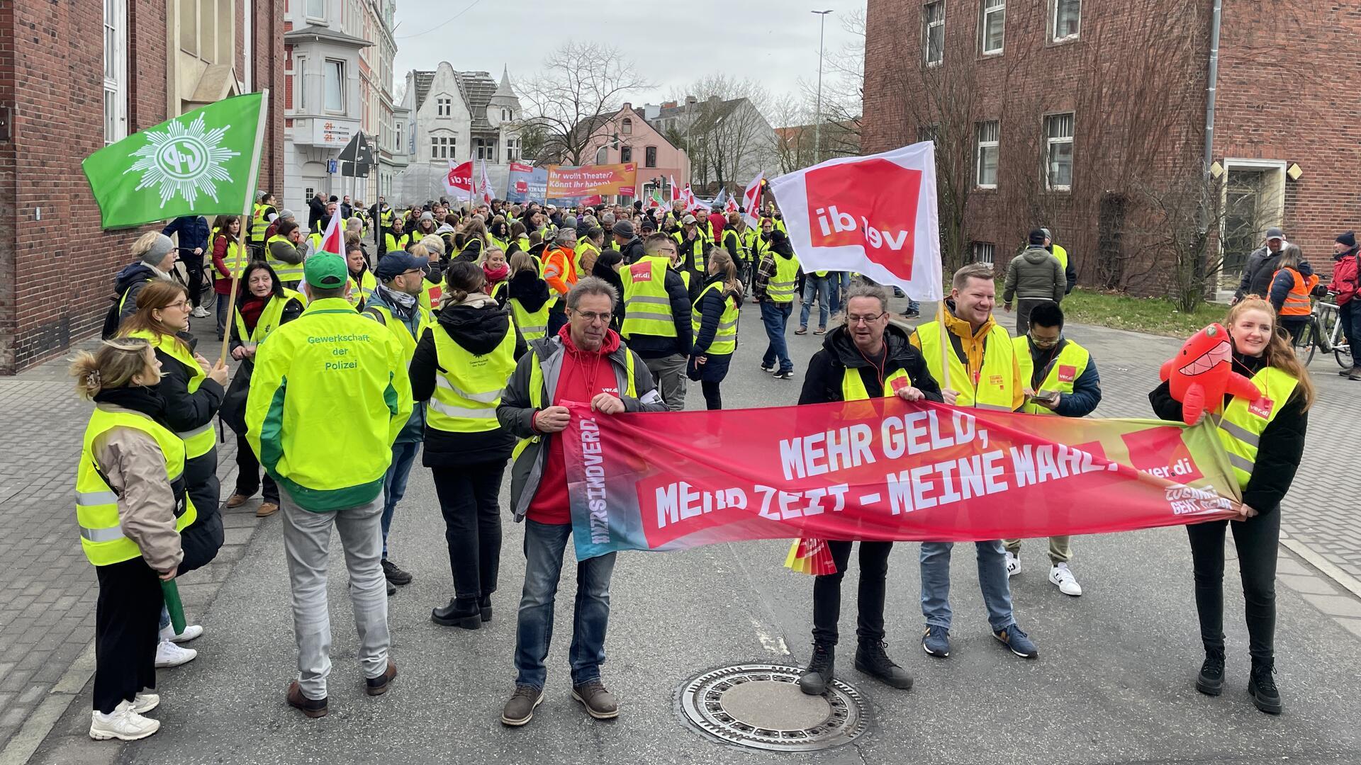 Am Morgen haben sich Mitarbeiter des öffentlichen Dienstes vor den Stadthäusern in Bremerhaven-Lehe versammelt. Verdi hat für Montag zum Warnstreik aufgerufen.
