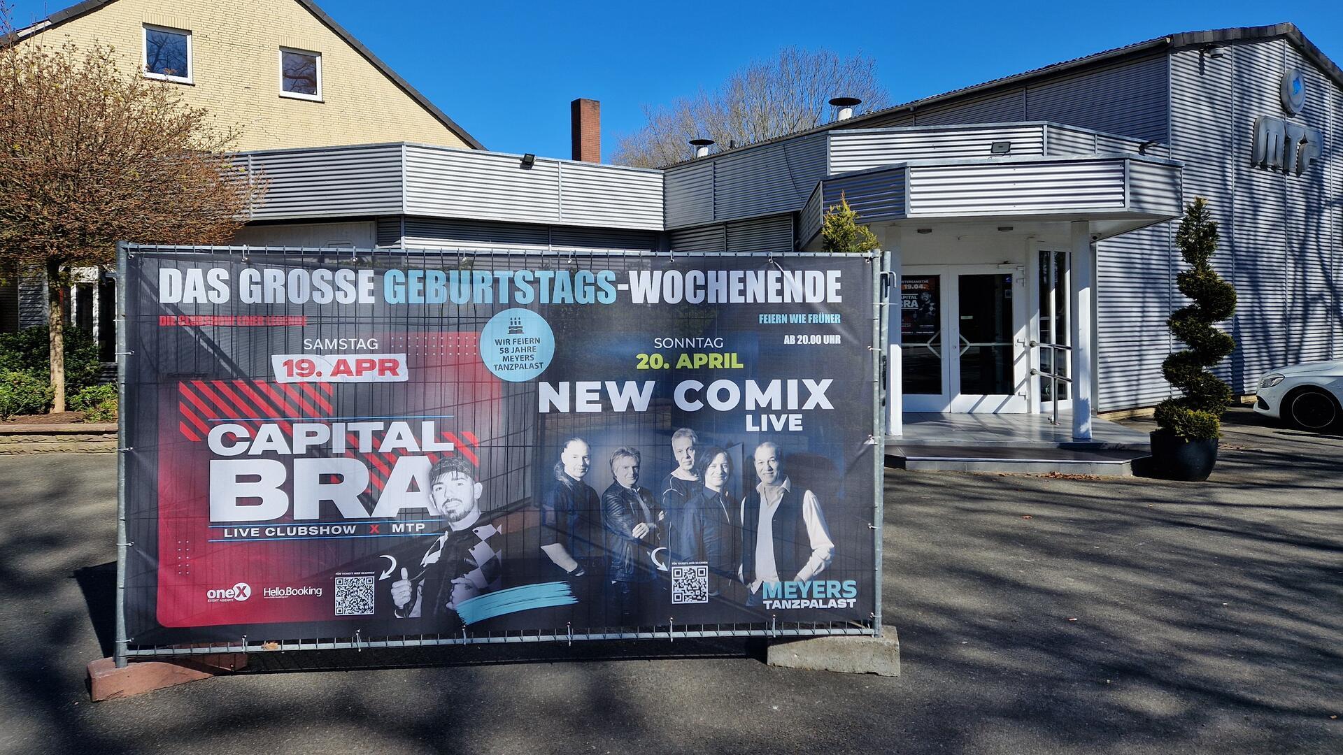 Ein großes Werbeschild von der Eingangstür einer Diskothek.