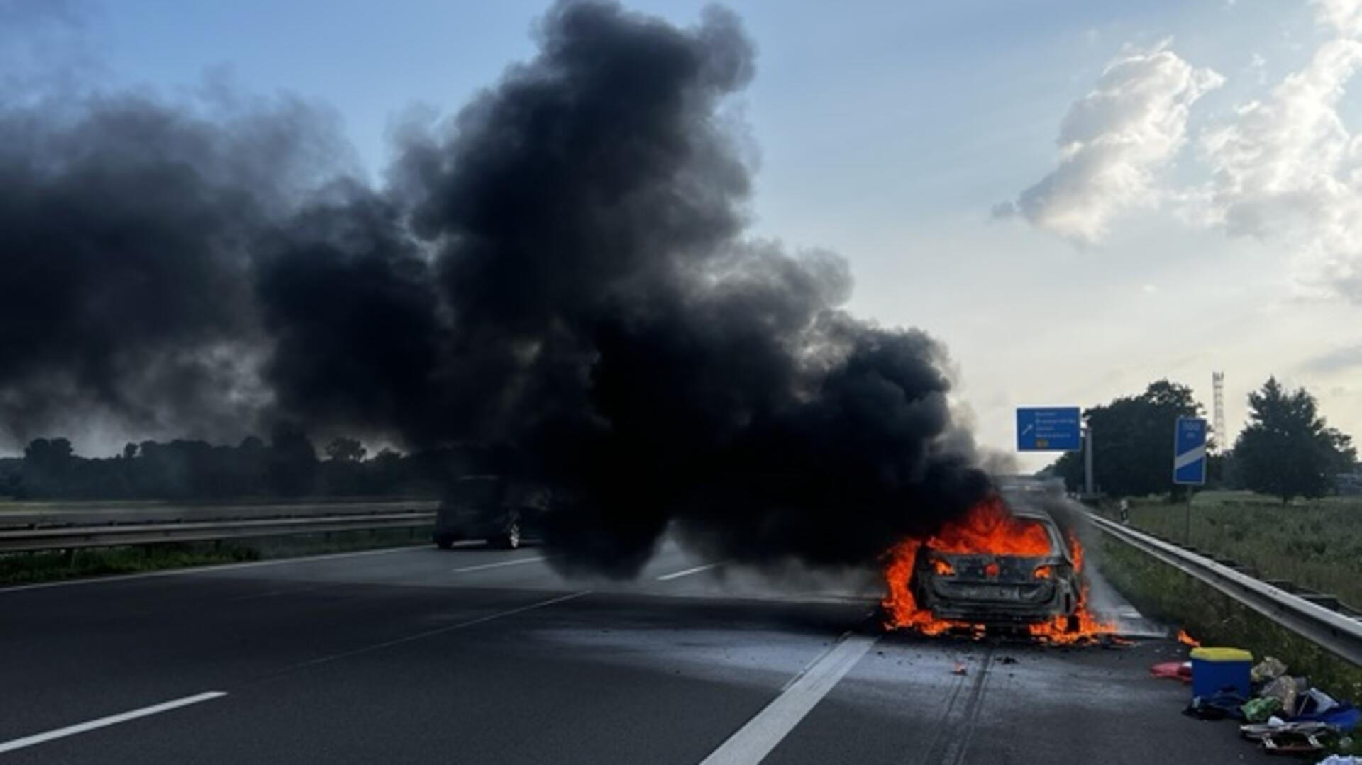 Am Samstag brannte auf der A1 im Bereich Bockel ein Auto komplett aus.