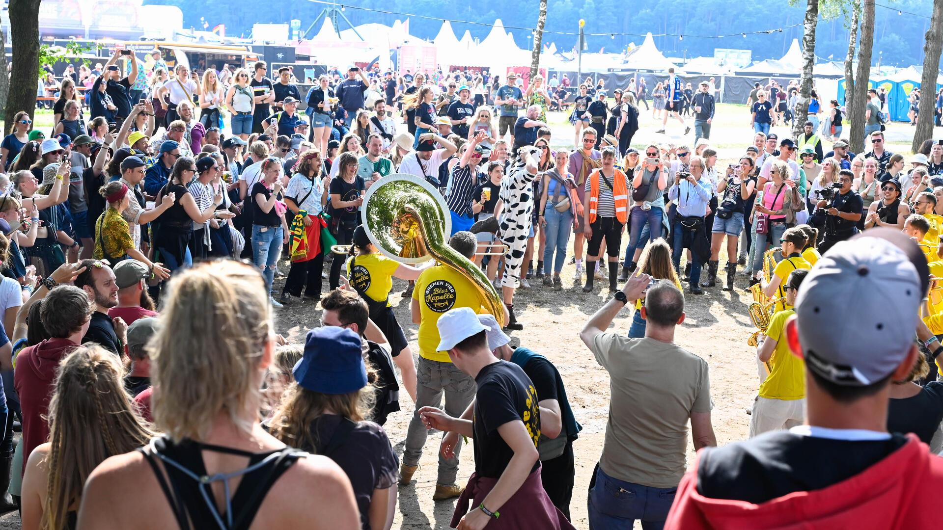 Party, Matsch und Sonne: Der Hurricane-Samstag in Bildern Am Samstag ging die Party in Scheeßel weiter: Es gab wieder einiges zu entdecken und zu erleben.