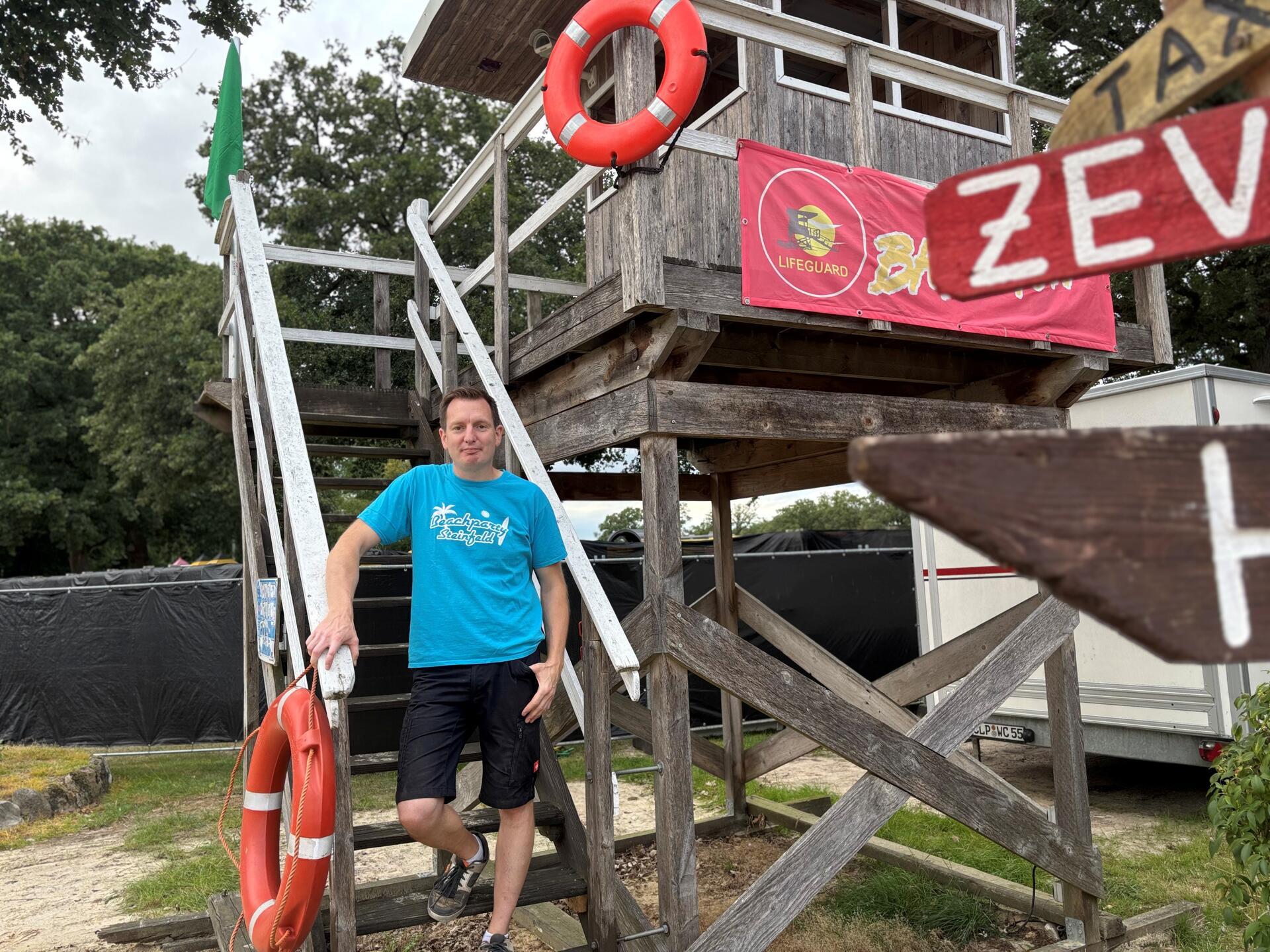Am Samstag steigt in Steinfeld die große Beachparty: Veranstalter Christoph Maack sorgt mit seinem Team und jeder Menge Deko für passende Strandatmosphäre.