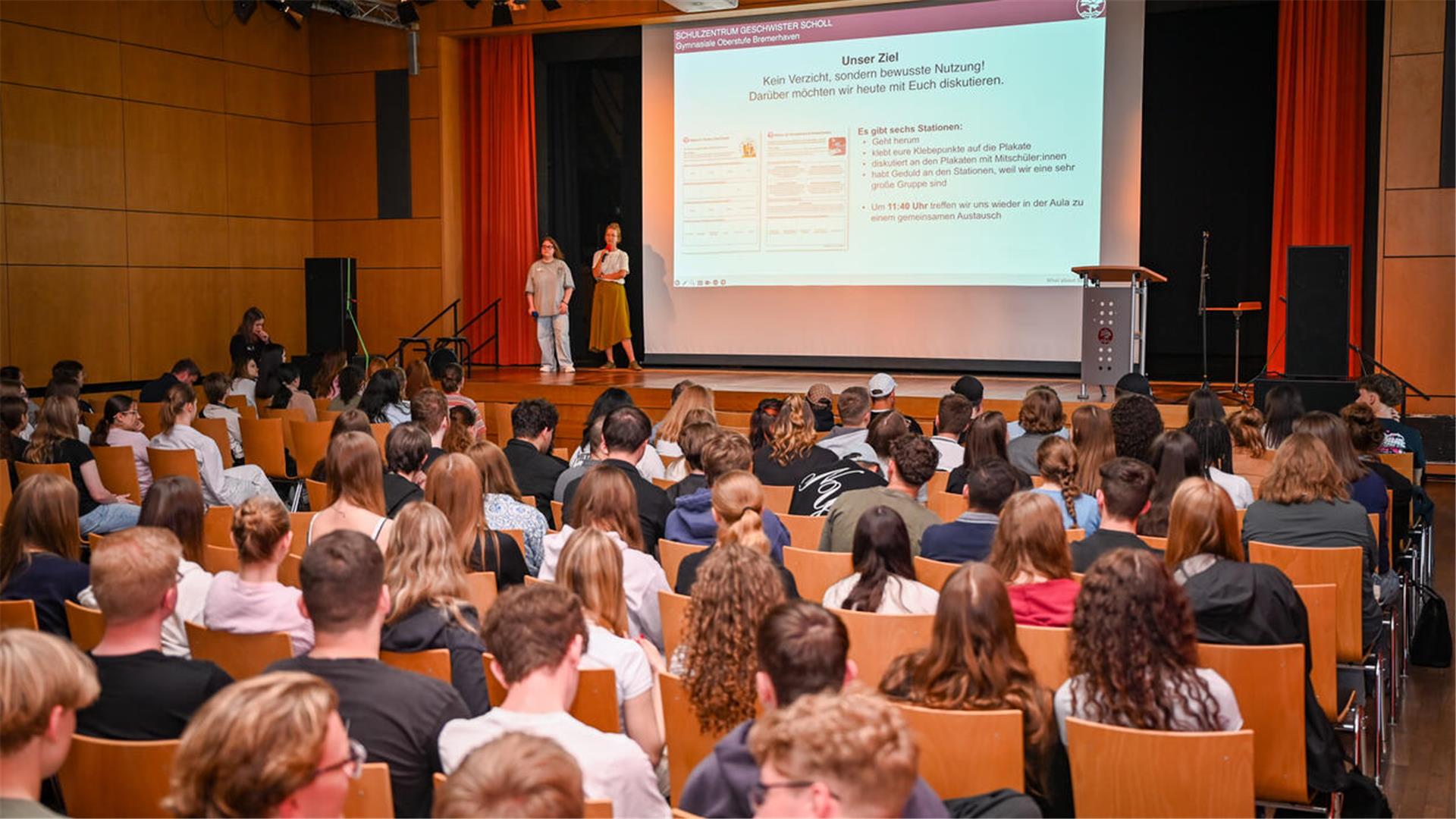 Am Schulzentrum Geschwister Scholl wird das Thema Handynutzung in die eigene Hand genommen. Franka Siedenburg und Sofiya Kuryshkina (li.) moderieren.