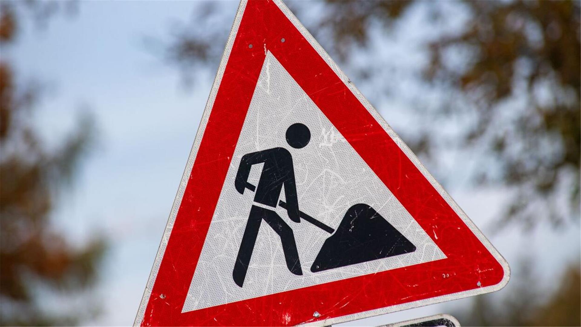 Bauarbeitenschild. Am Sonntag, 29. Juni, wird die Lange Straße in Lehe wegen Bauarbeiten gesperrt. Mehrere Buslinien werden umgeleitet, Haltestellen verlegt oder entfallen.
