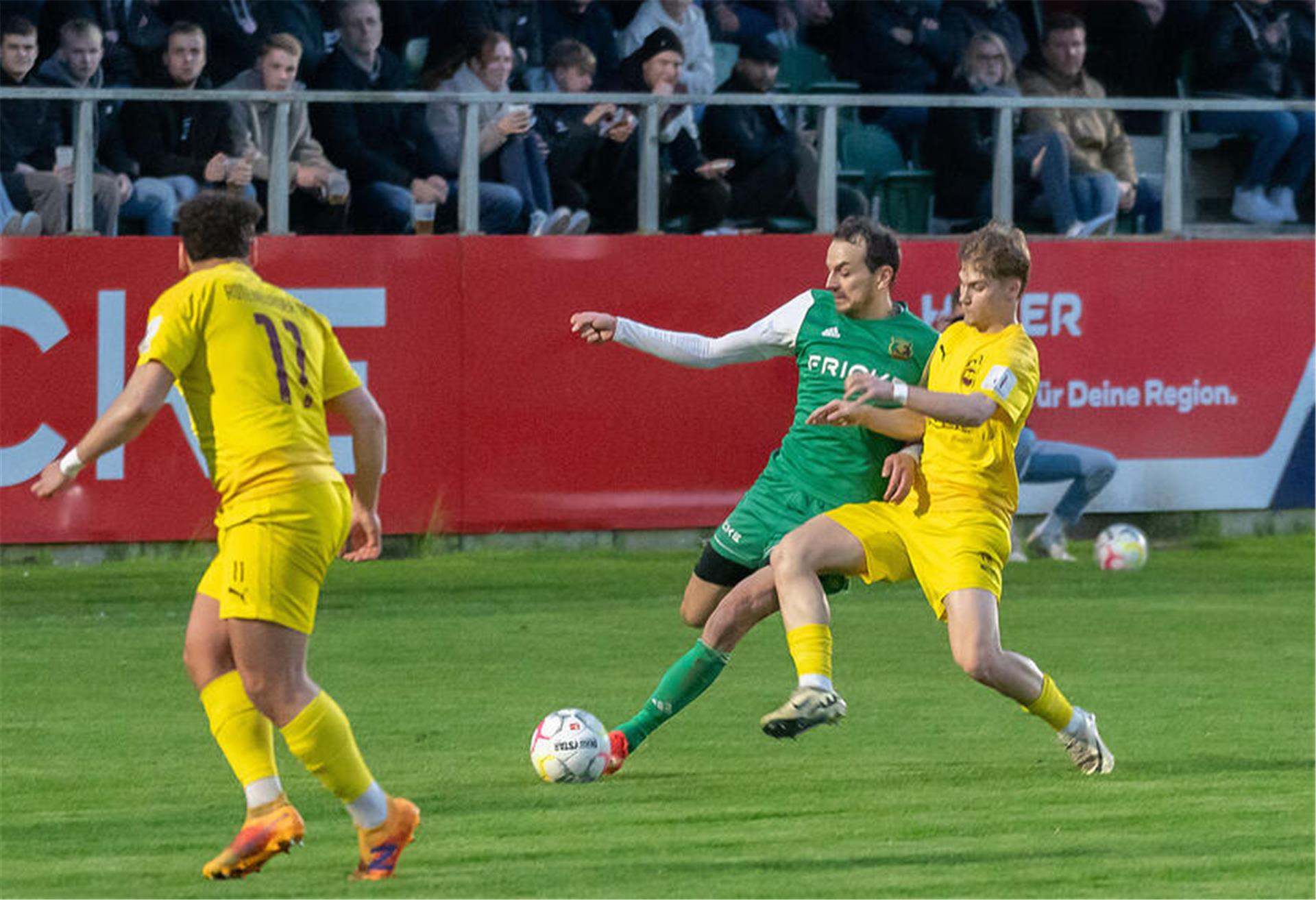 Am Sonntag werden die Urgesteine des HSC, Oliver Gerken (hier im Spiel gegen Celle) und Kevin Rehling offiziell verabschiedet. Nach dem Spiel wollen sie mit ihren Fans bei einem Gläschen Freibier auf ihre lange Erfolgsgeschichte anstoßen.