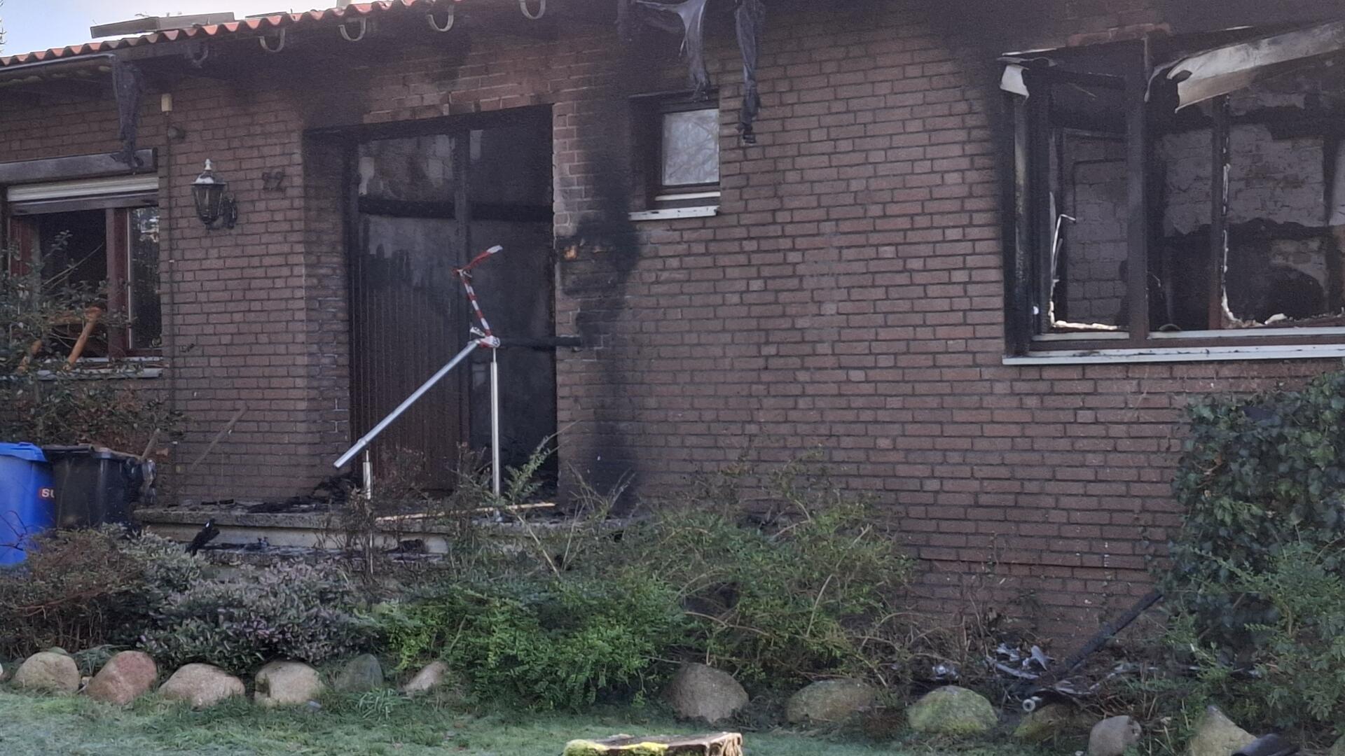 Am Sonntag wurde der Schaden an dem Haus deutlich. Der Eingang ist abgesperrt, die Ermittlungen zur Ursache des Feuers dauern laut Polizei an.