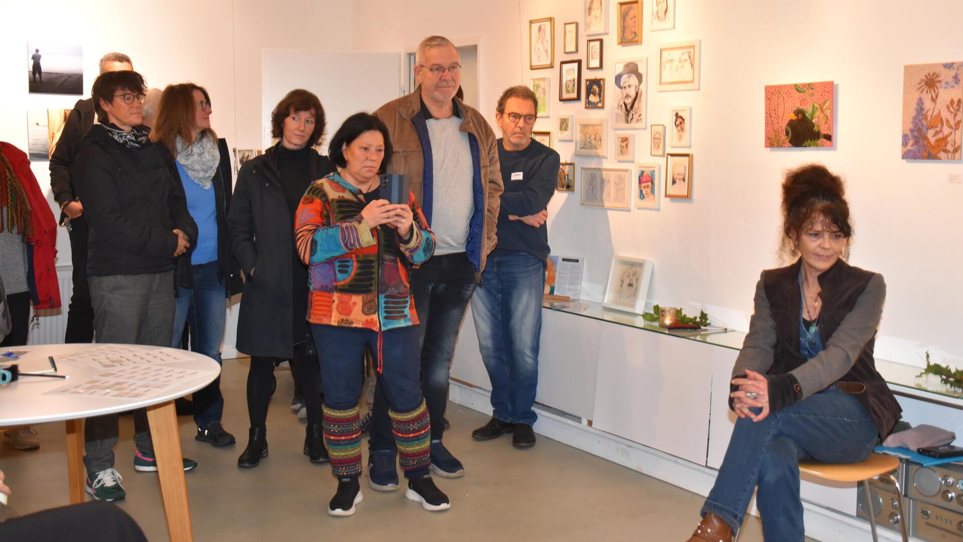 Am Sonntag wurde in der Mühle Malstedt Kunstwerkstatt (MMK) die November-Ausstellung „KleinformARTig“ eröffnet. Tina Abich (sitzend) begrüßte die zahlreichen Gäste und gab eine Einführung ins Ausstellungsthema.