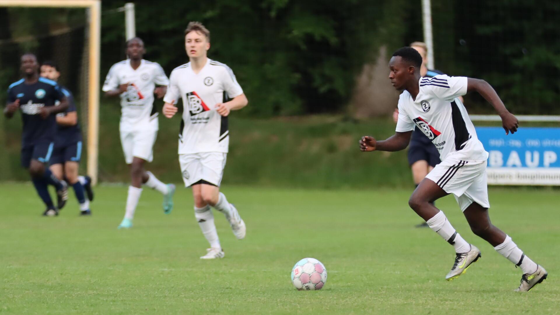 Am Wochenende feierten die Zevener Kicker noch die Hochzeit ihres Torjägers Armel Arakaza - gegen die FSV Hesedorf/Nartum wollen sie nun mit einem Sieg die Tabellenspitze erklimmen.