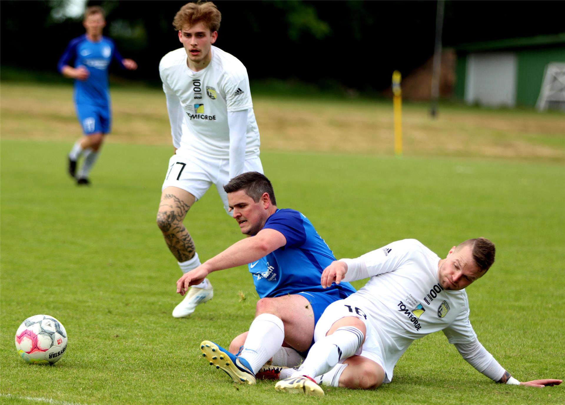 Am Wochenende waren sie noch direkte Gegner: Am Sonntag will der FC Alfstedt/Ebersdorf (hier mit Jannik Brandt, in Blau) beim MTV Hesedorf den Klassenerhalt sichern. Der TSV Bevern (hier mit Fabian Lott und Lasse Oetjen) möchte bei der FSV Hesedorf/Nartum einen Schritt in Richtung Aufstiegsrelegation machen.