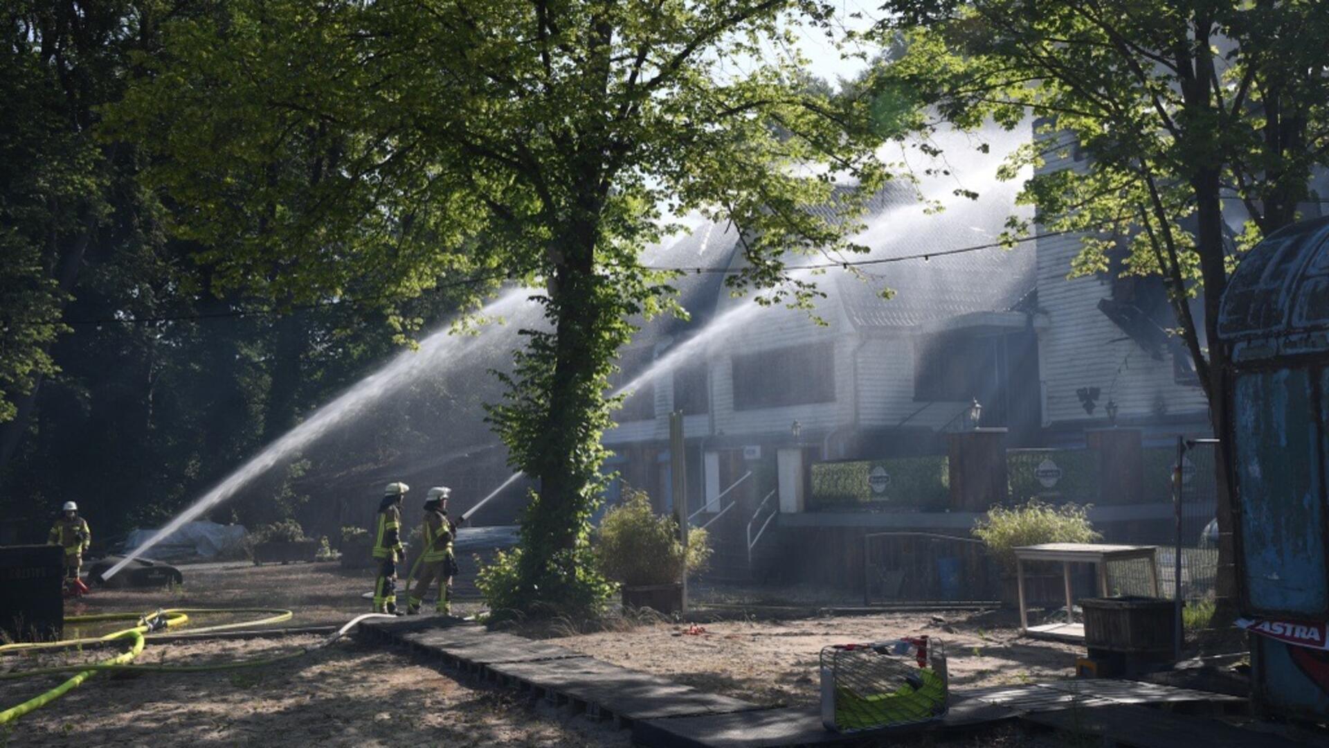 Speckenbütteler Bootshaus in Bremerhaven wird nach einem Brand gelöscht.