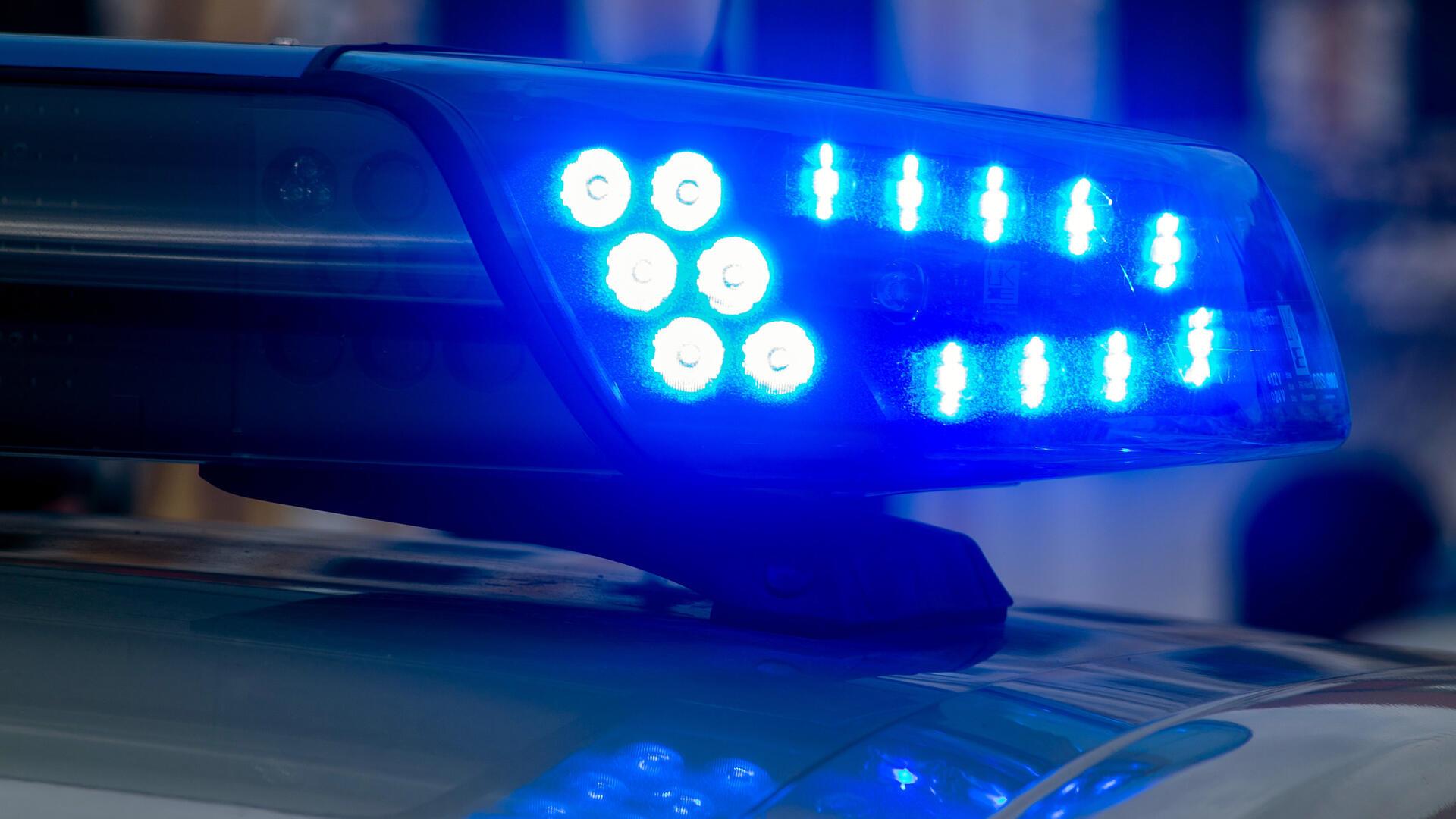 Ein Blaulicht der Polizei leuchtet auf.  Am frühen Sonntagmorgen kam es vor einer Diskothek in der Hafenstraße zu einem Zwischenfall, bei dem zwei Personen mit Kopfverletzungen ins Krankenhaus gebracht werden mussten. 