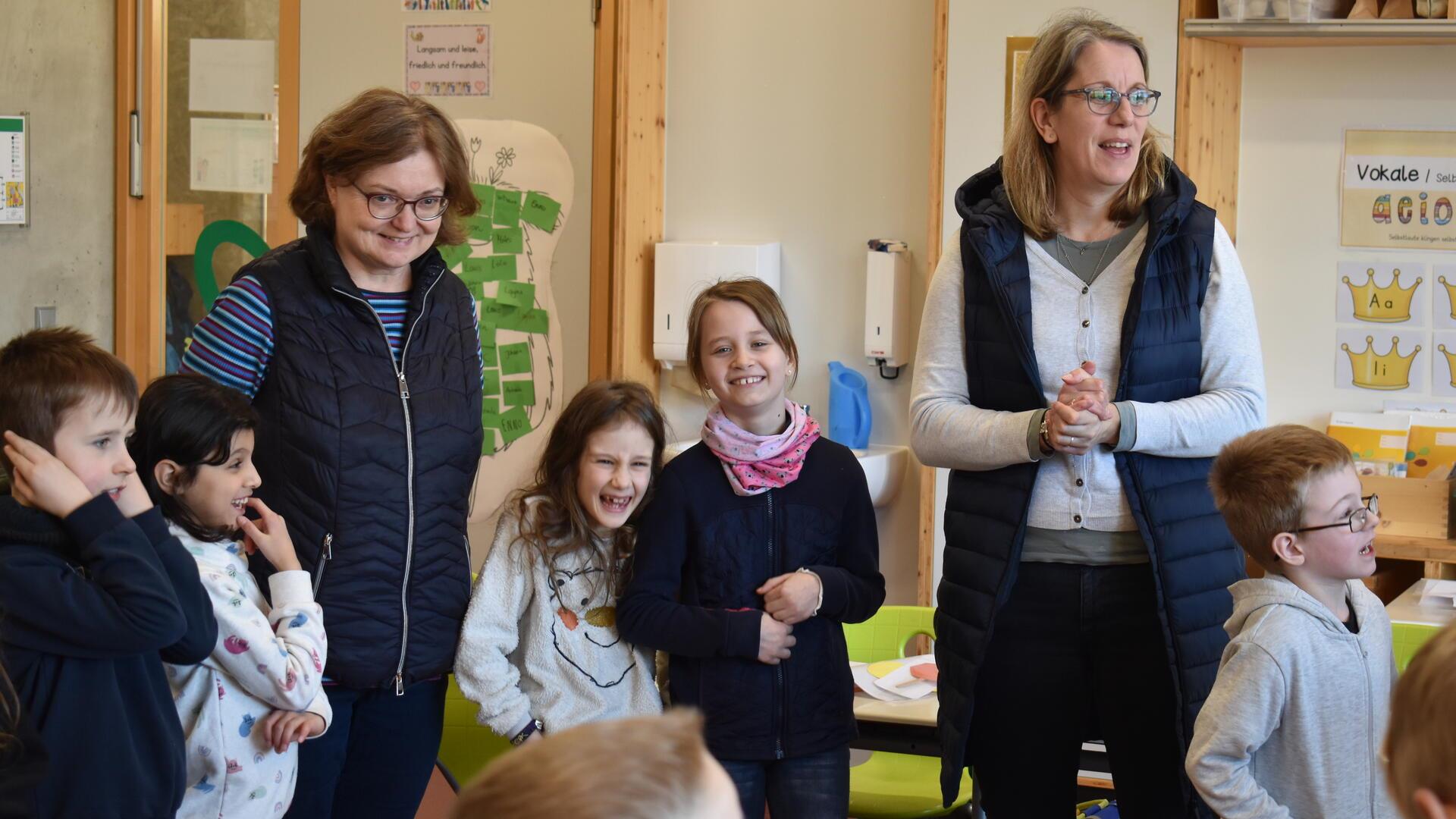 Kinder mit Lehrerinnen