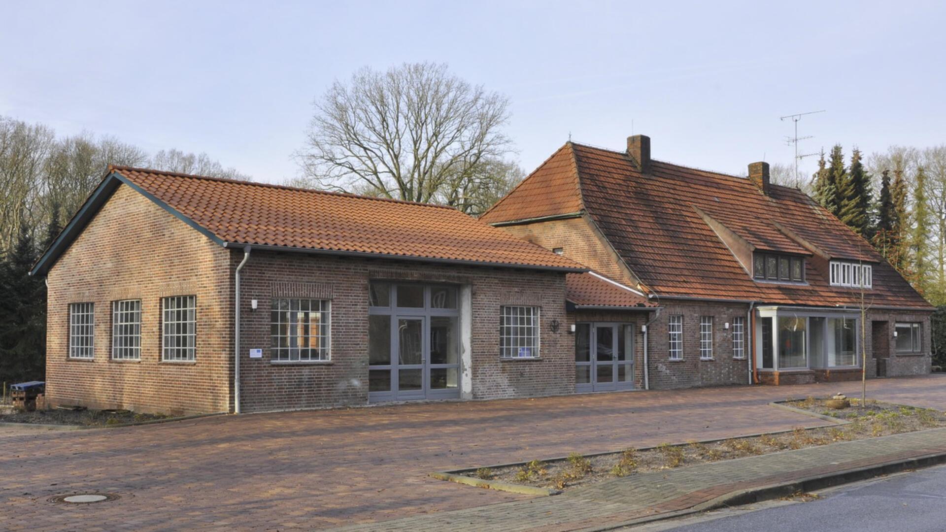 An der „Alten Schmiede“ in Malstedt soll noch in diesem Jahr das Dach saniert werden. Dafür sind im Haushalt der Gemeinde Deinstedt 250.000 Euro eingeplant.