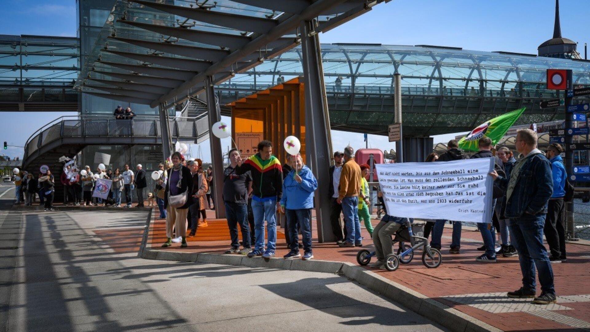 Demonstranten an der Columbusstraße in Bremerhaven