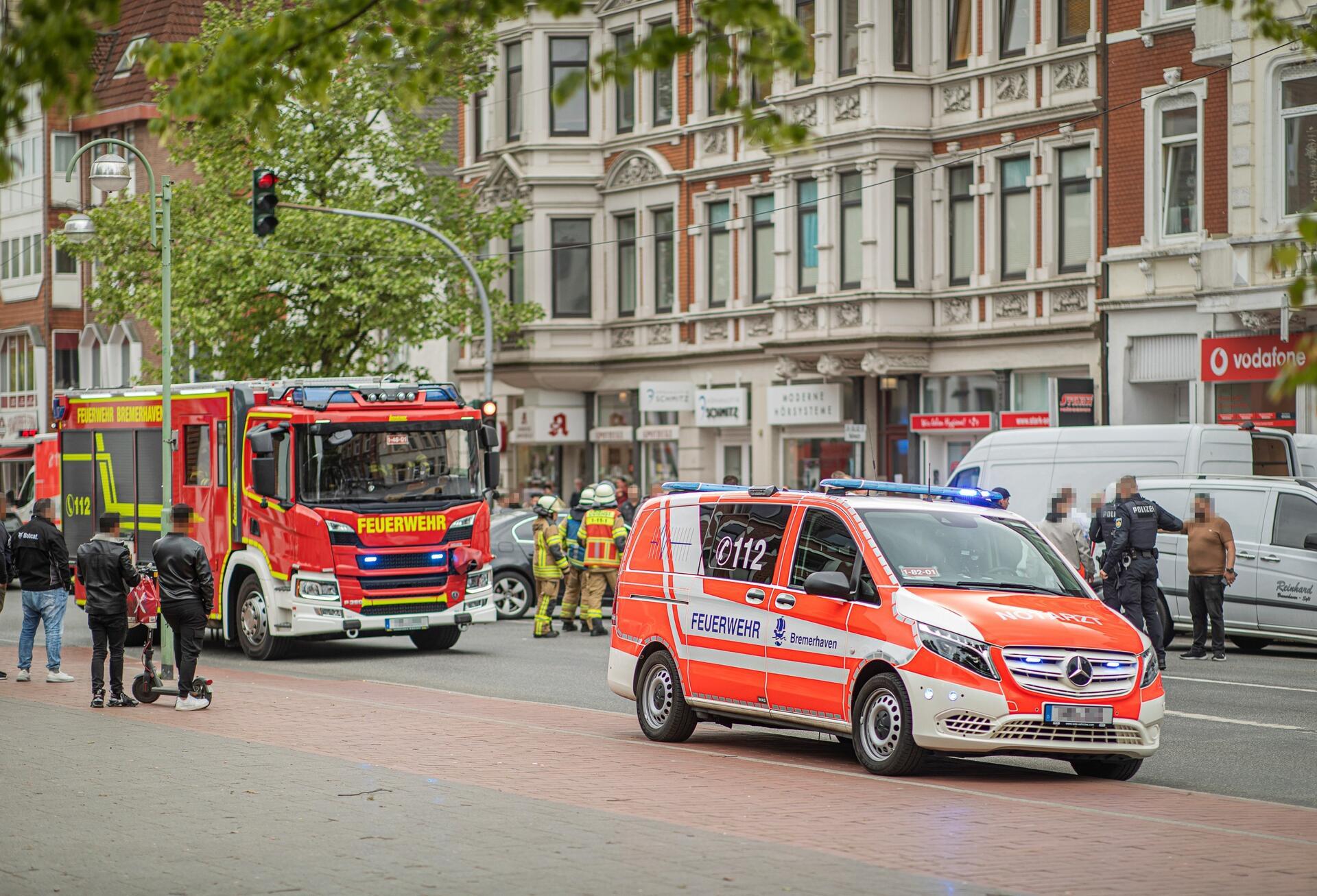 Mehrere Einsatzfahrzeuge der Feuerwehr stehen auf der Hafenstraße in Lehe.