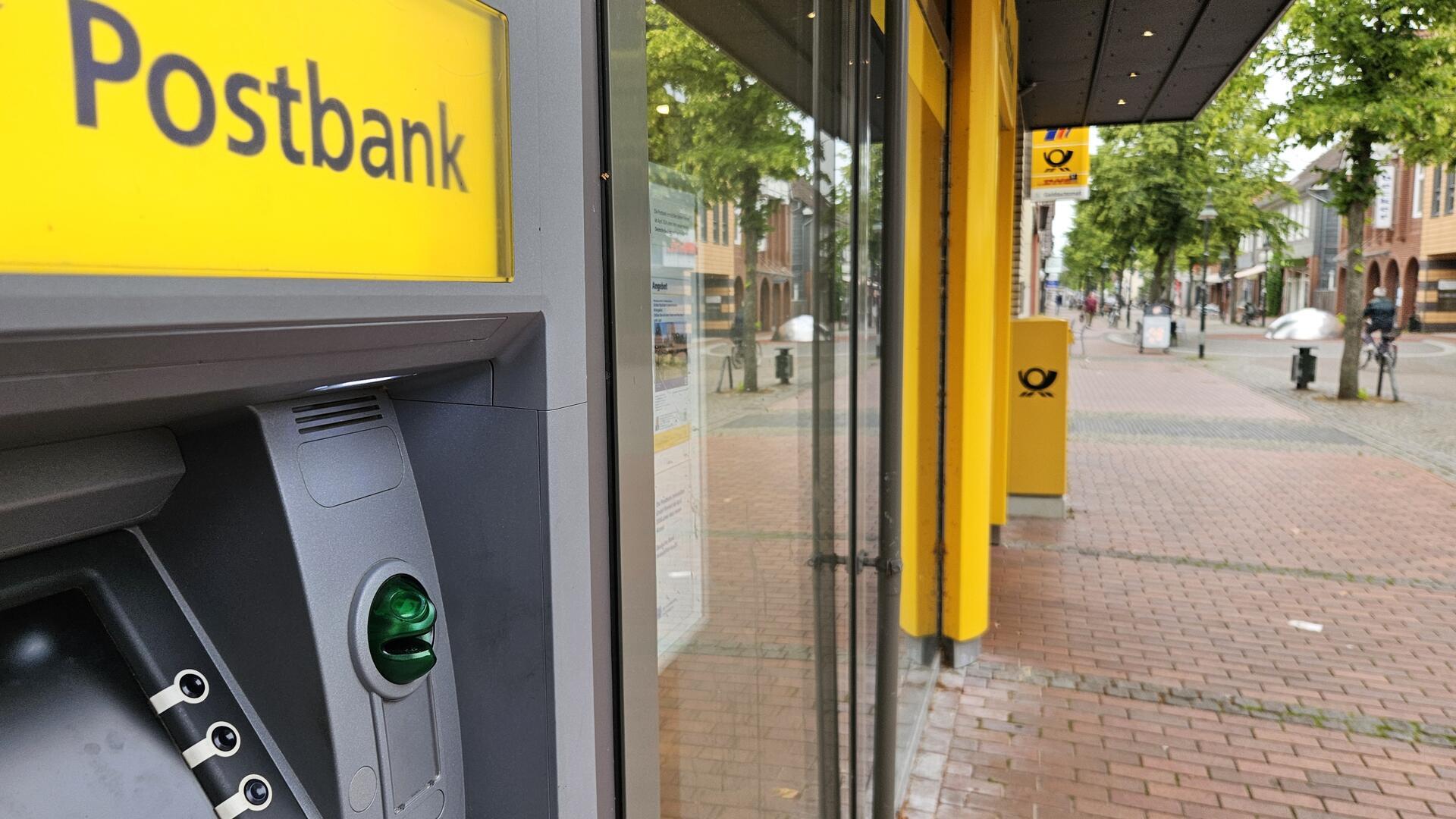 Blick auf einen Geldautomaten der Rotenburger Postbank-Filiale.