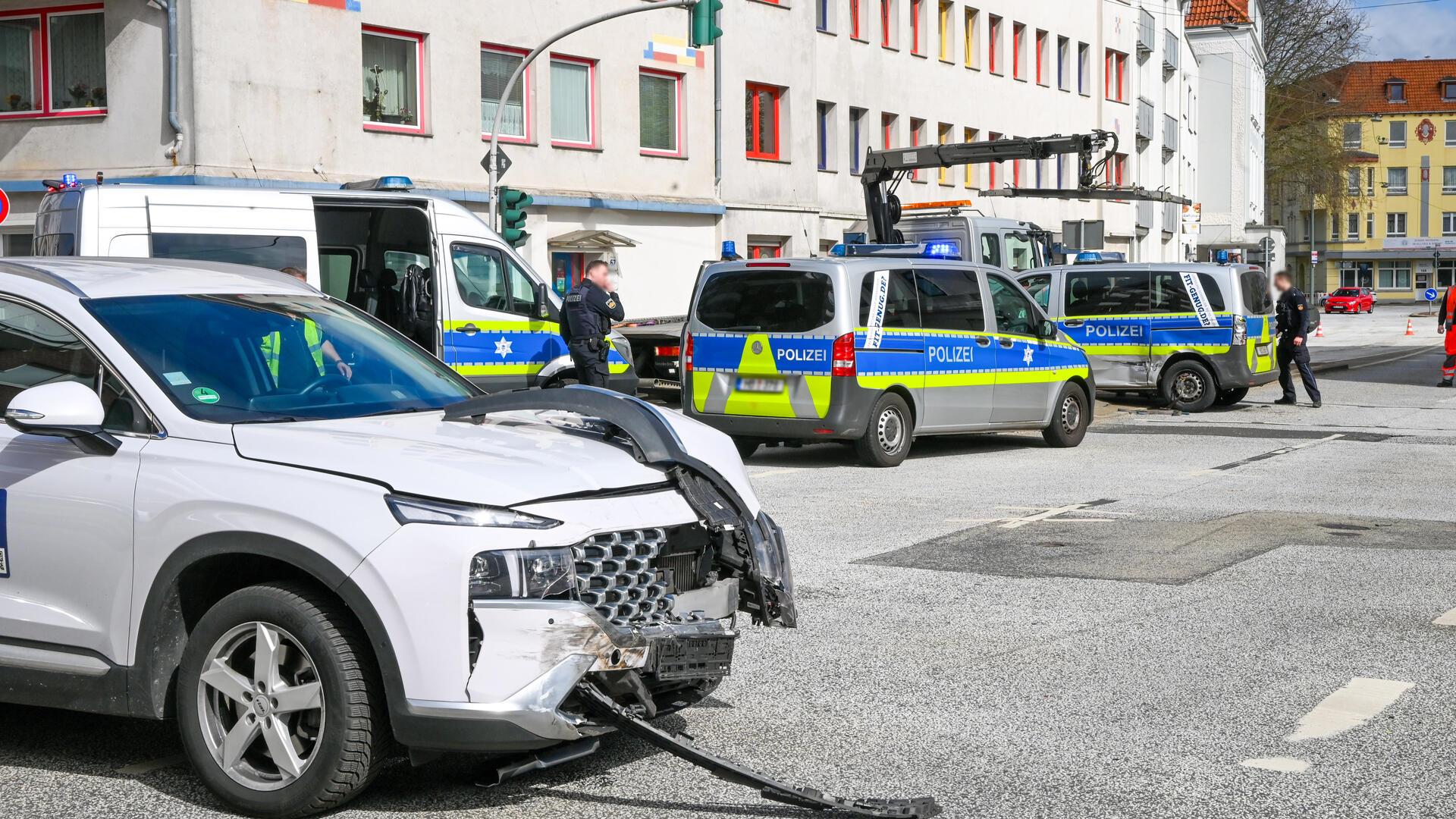 An der Kreuzung der Schillerstraße und An der Mühle sind ein Polizeifahrzeug und ein Stadtgeländewagen aneinander geraten.