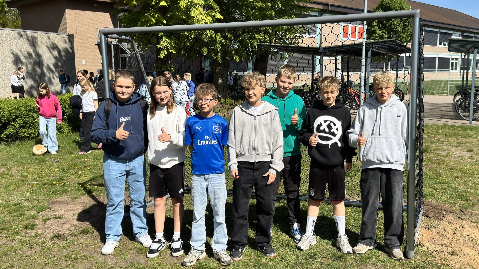 Schüler auf einem Rasen vor einem neuen Tor. An der Ostetalschule Sittensen gibt es ein neues Bewegungsangebot: Ein zusätzlicher Fußballplatz entlastet den vollen Soccercourt in den Pausen. Möglich gemacht hat das der Förderverein.