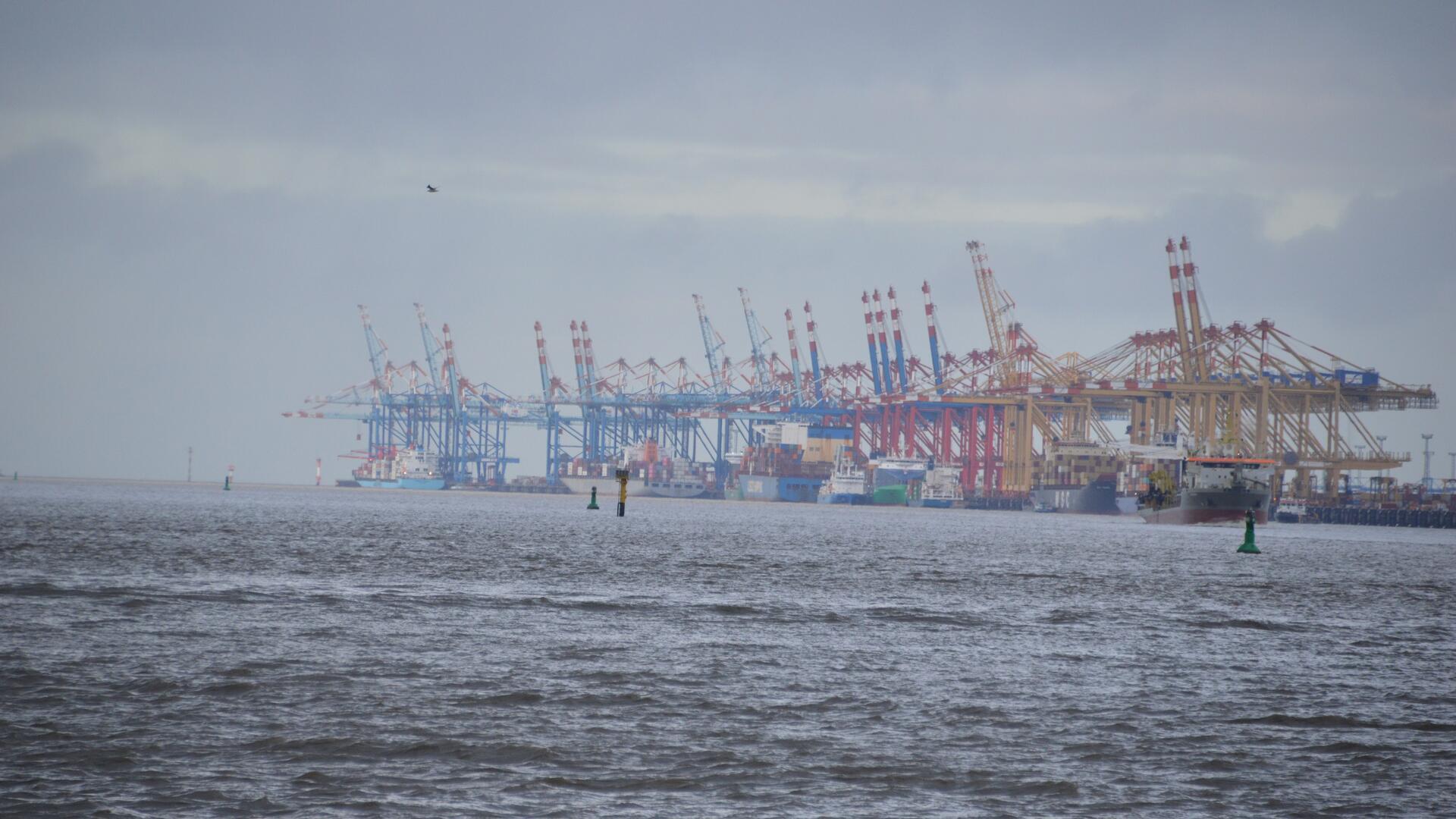 Nordsee und Container im Hintergrund: An der Stromkaje in Bremerhaven machen Schiffe mit Besatzungen aus aller Welt fest. Die Hafenrundfahrt „Kurswechsel“ zeigt die oft verborgenen Schattenseiten des Lebens an Bord.