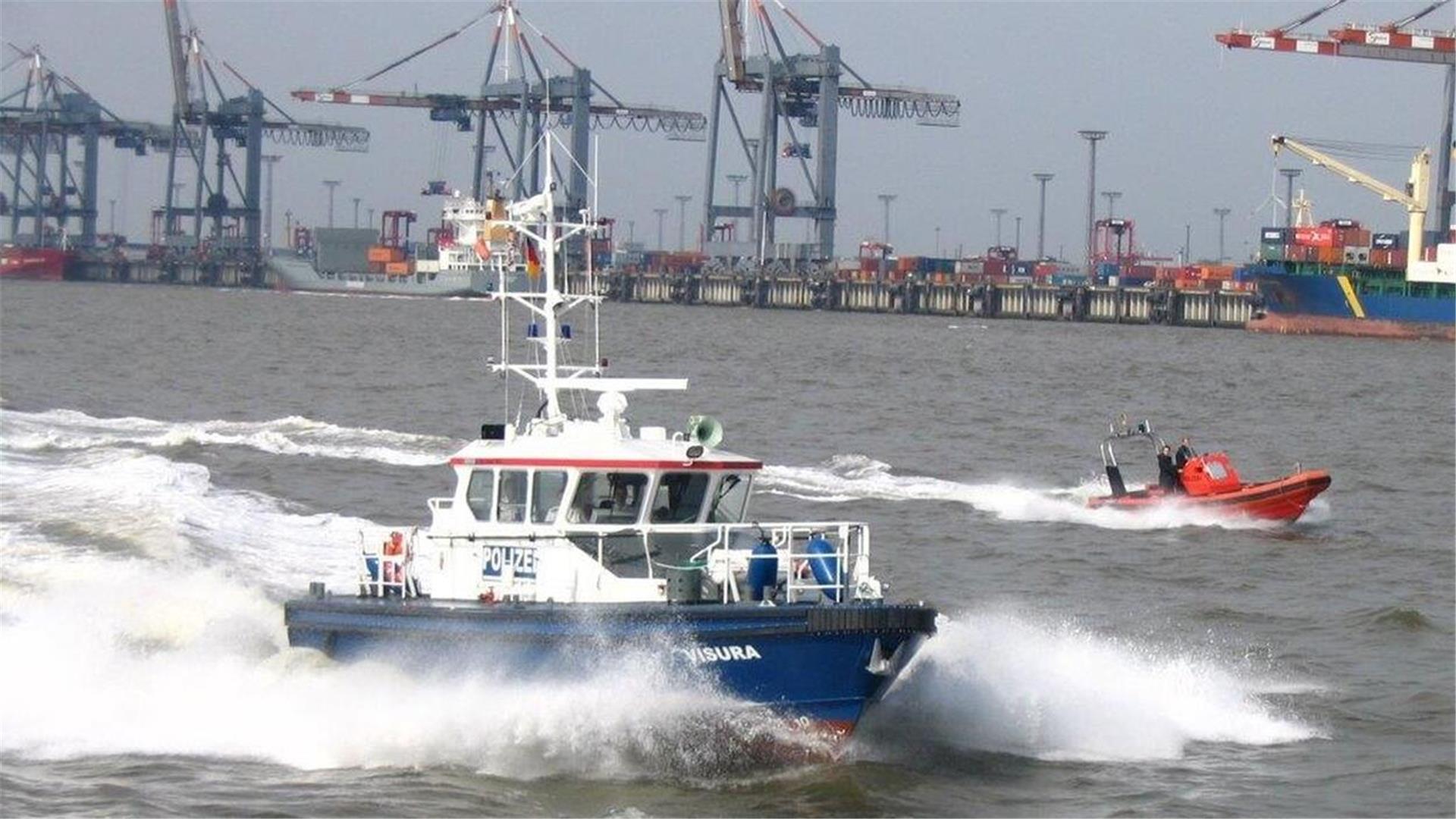 An der Stromkaje in Bremerhaven stellte die Wasserschutzpolizei bei einem Containerschiff einen Verstoß gegen die Abgasvorschriften fest.
