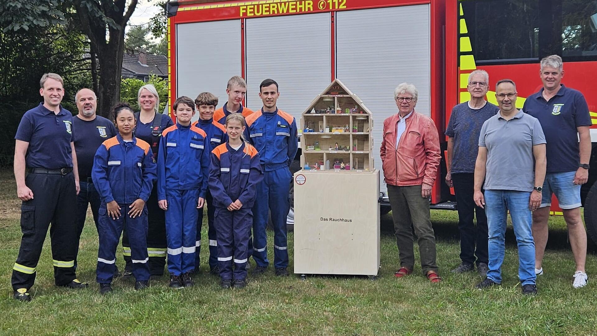 Freiwillige Feuerwehr Wilstedt übergibt neues Rauchhaus an die Jugendfeuerwehr.