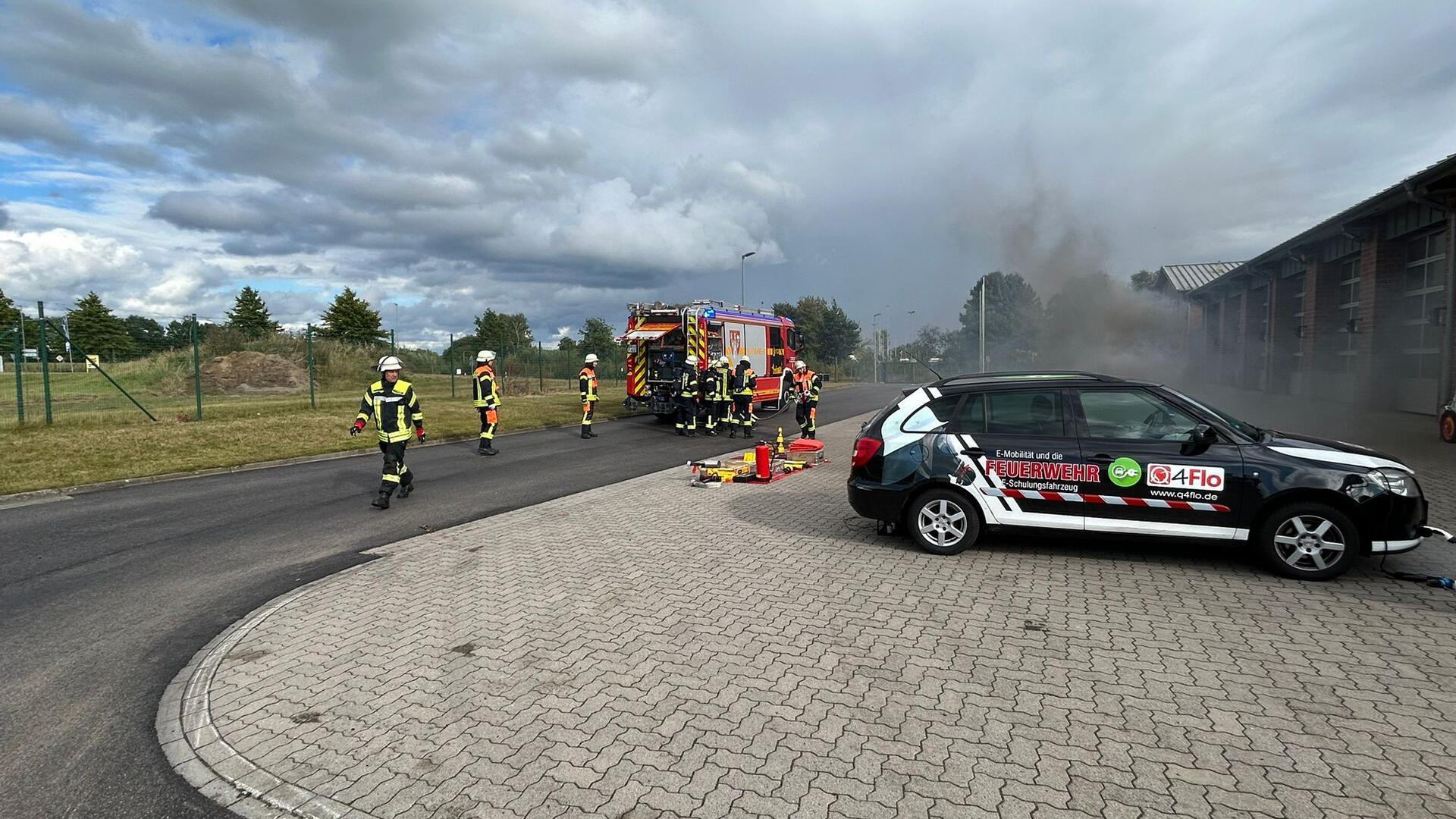 An einem Übungsfahrzeug probten die Brandschützer beispielsweise die Bekämpfung eines E-Auto-Fahrzeugbrandes.