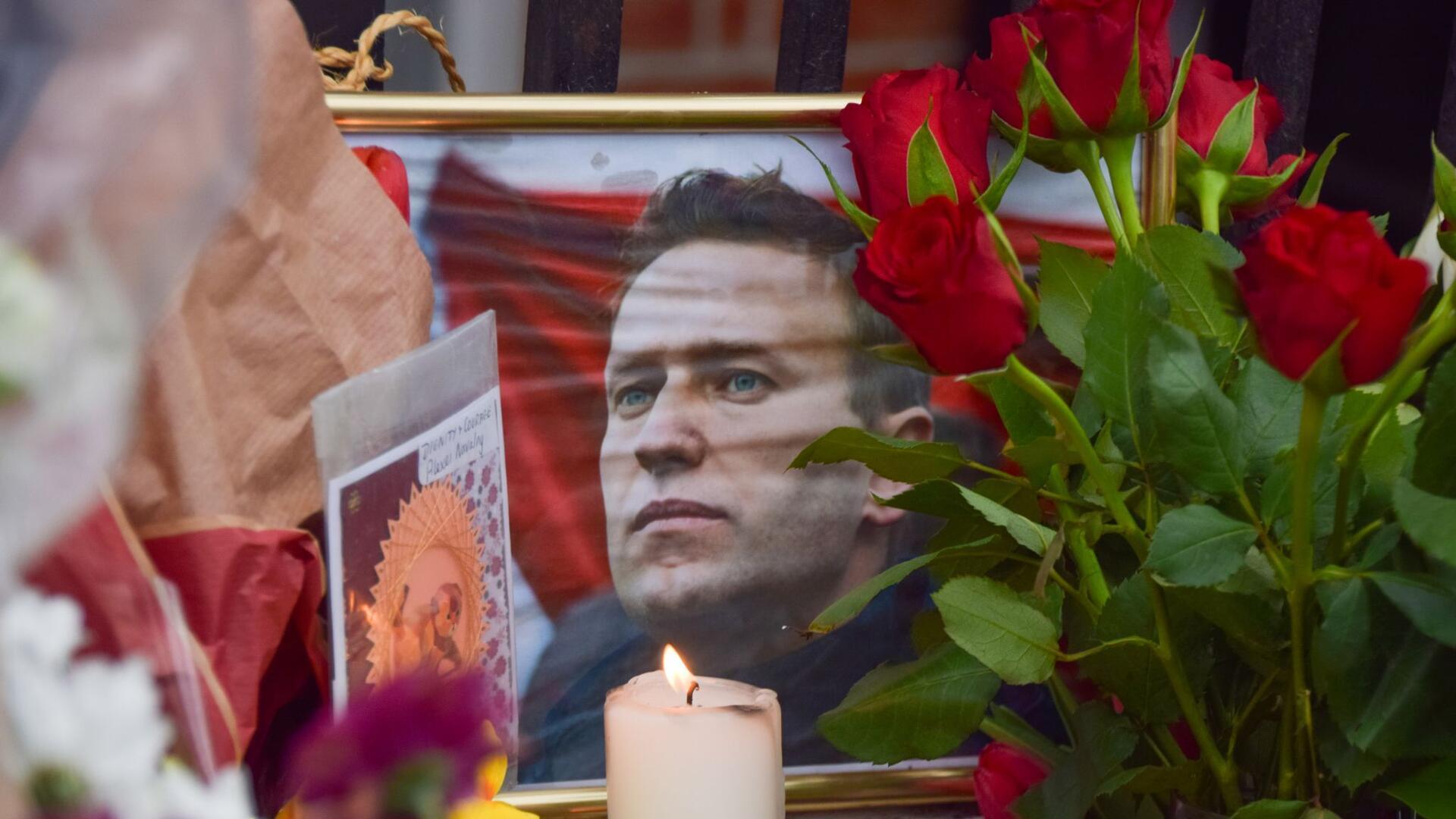 Bilder des Tages An einer Gedenkstätte gegenüber der russischen Botschaft in London haben Passanten Blumen, Kerzen, und Karten für den Kremlkritier Alexej Nawalny niedergelegt.
