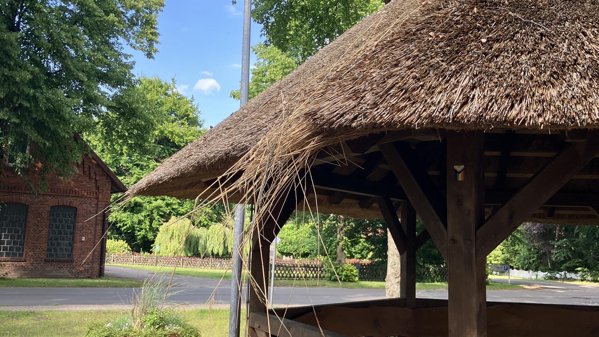 An mehreren Stellen des Pavillons haben unbekannte Täter das neue Reetdach schwer beschädigt.