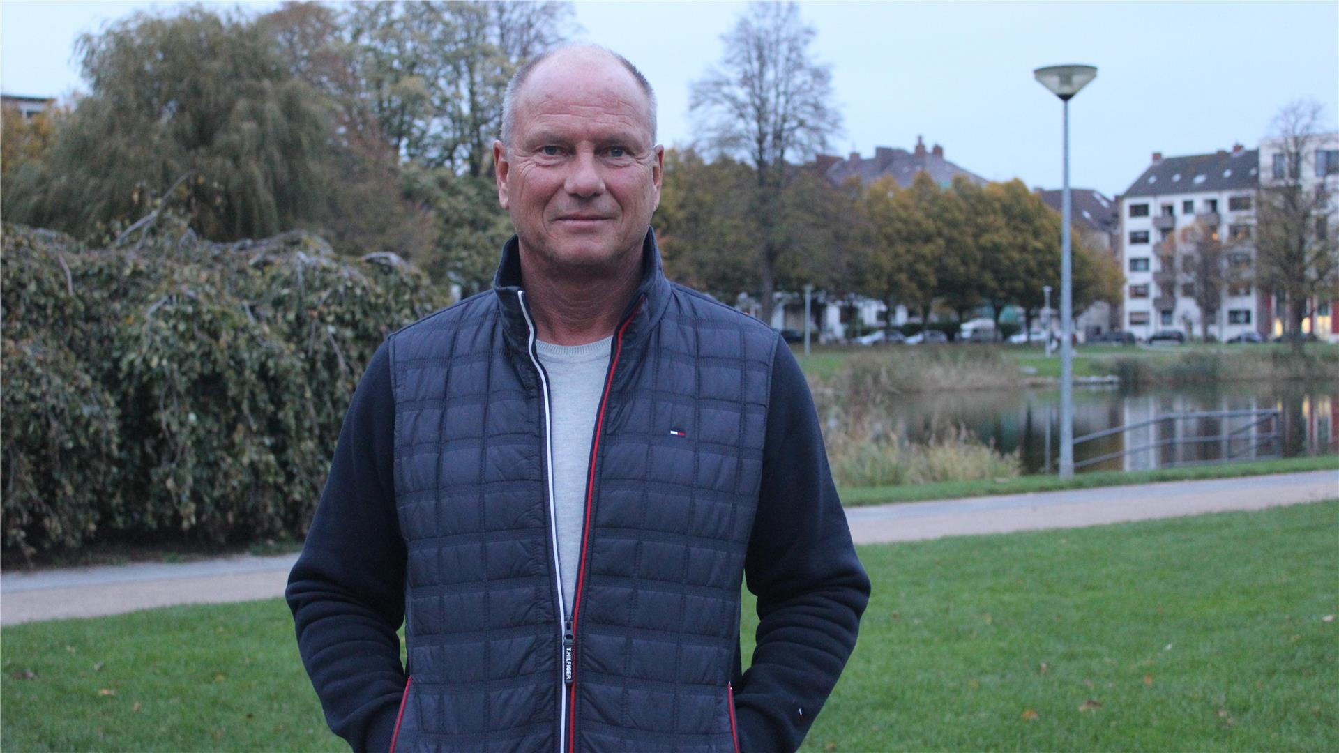 Ein Mann schaut in die Kamera