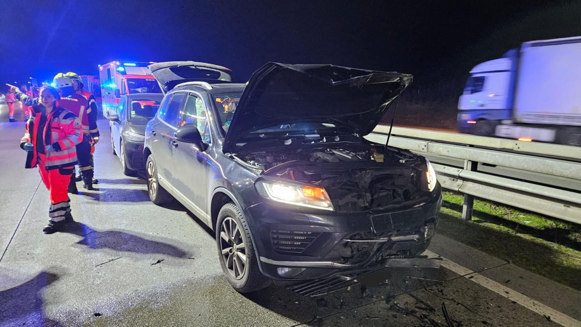 Angehörige des Rettungsdienstes übernehmen an der Unfallstelle die Erstversorgung der Verletzten.
