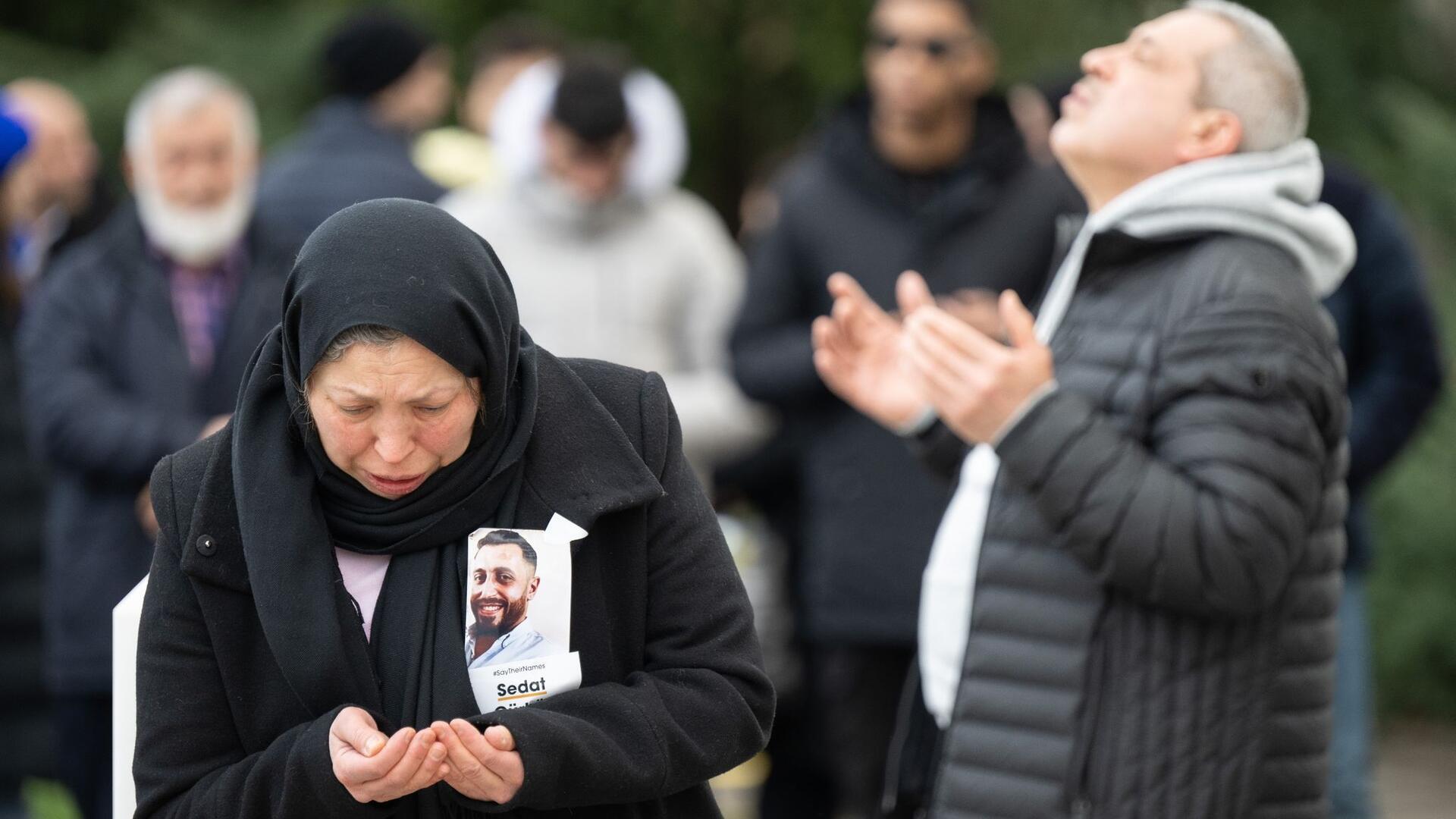 Bilder des Tages Angehörige und Freunde gedenken an den Gräbern auf dem muslimischen Gräberfeld des Hauptfriedhofs in Hanau der Opfer des rassistischen Anschlags vom 19. Februar 2020.