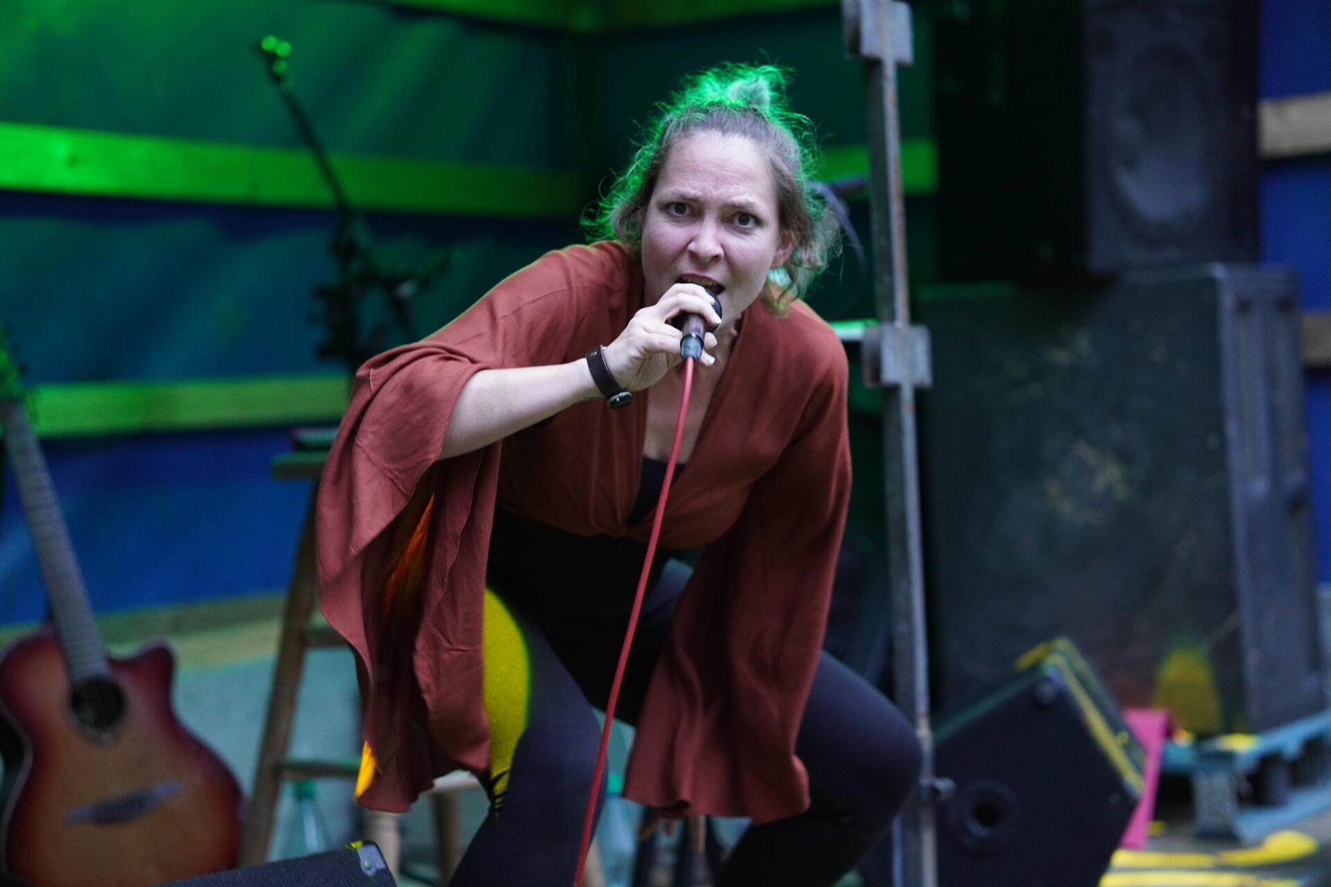 Angelika sorgten mit starker Stimme in den Umbaupausen für Musik.
